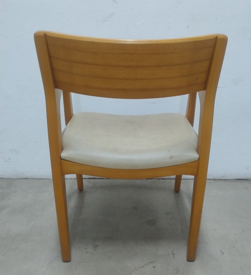 Cadeira Daniella com Braços em Couro Romano (8 unidades disponíveis) 