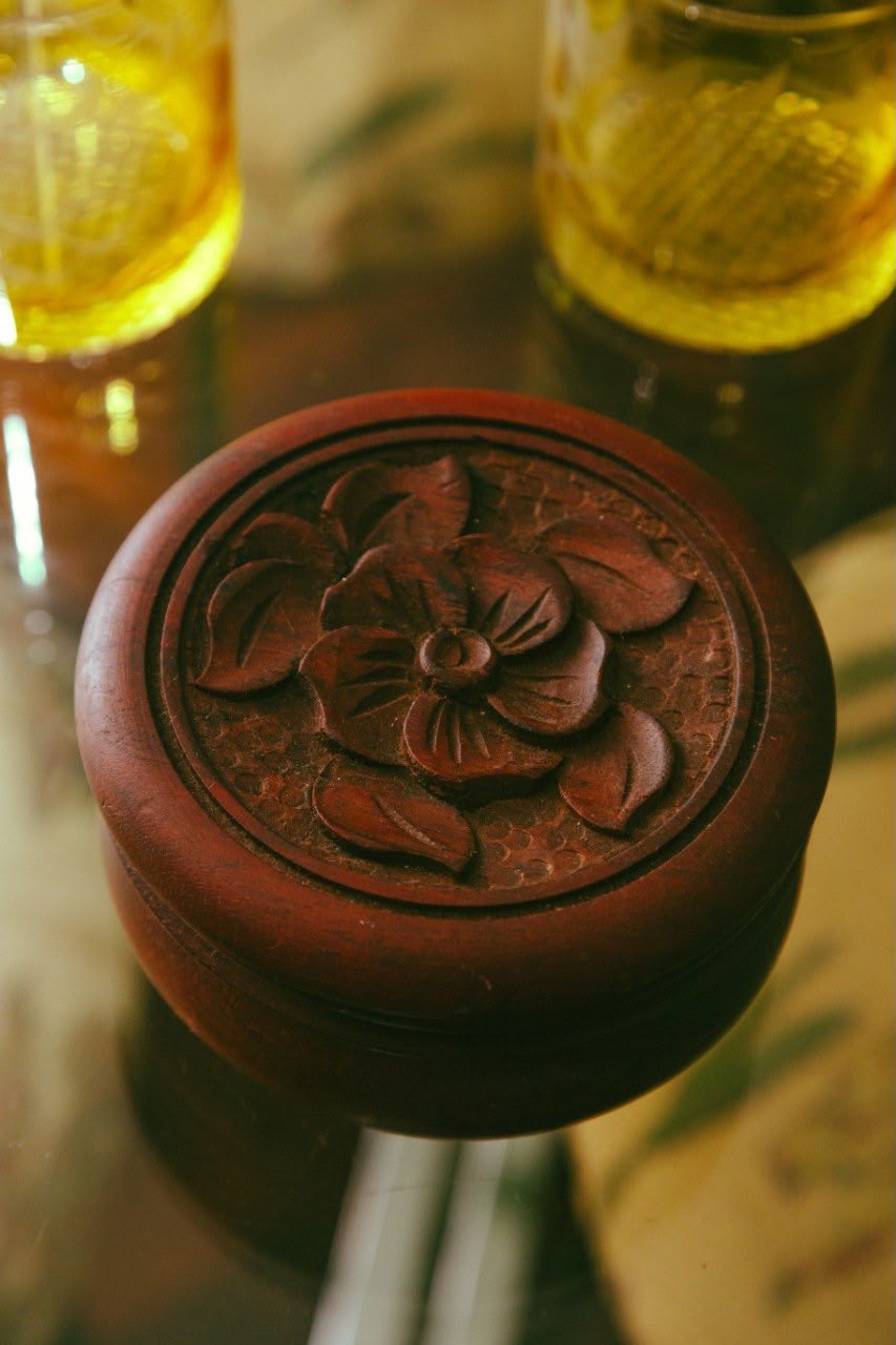 Porta-copos de madeira nobre com flor entalhada 
