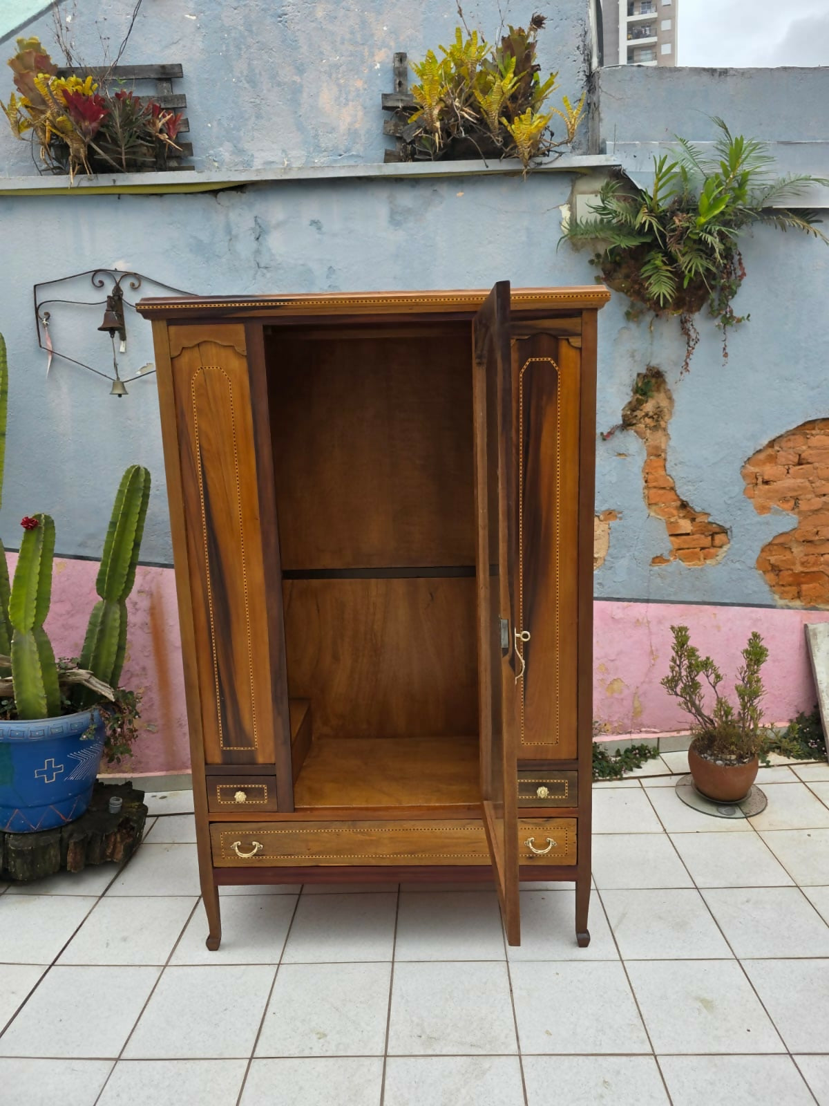 Guarda Roupa centenário em marchetaria e vidro bisotê