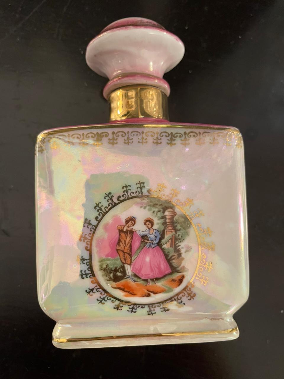 Perfumeiro em porcelana com cena galante 