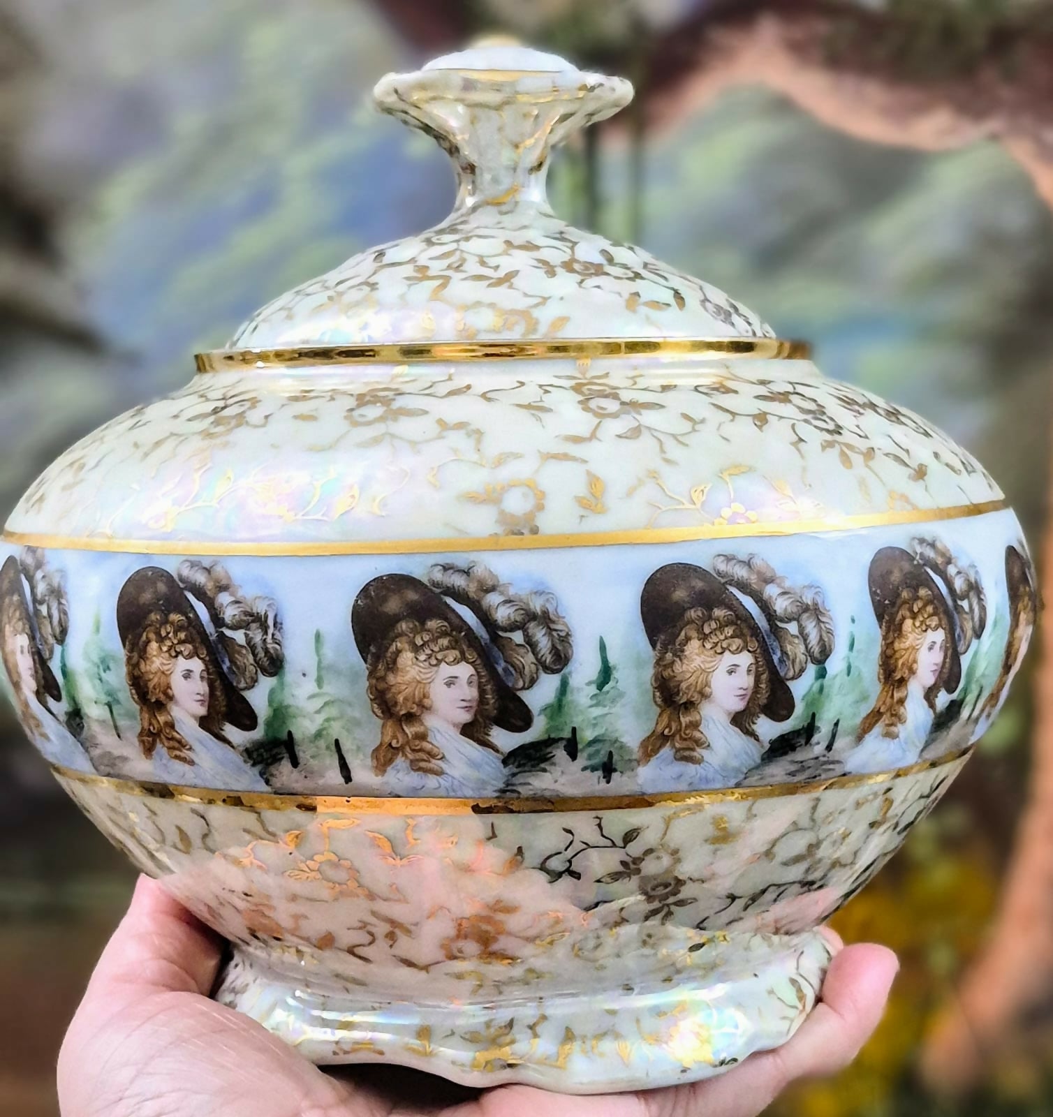 Bomboniére incrível, em excelente estado de conservação, anos 40, em porcelana nacional Real.