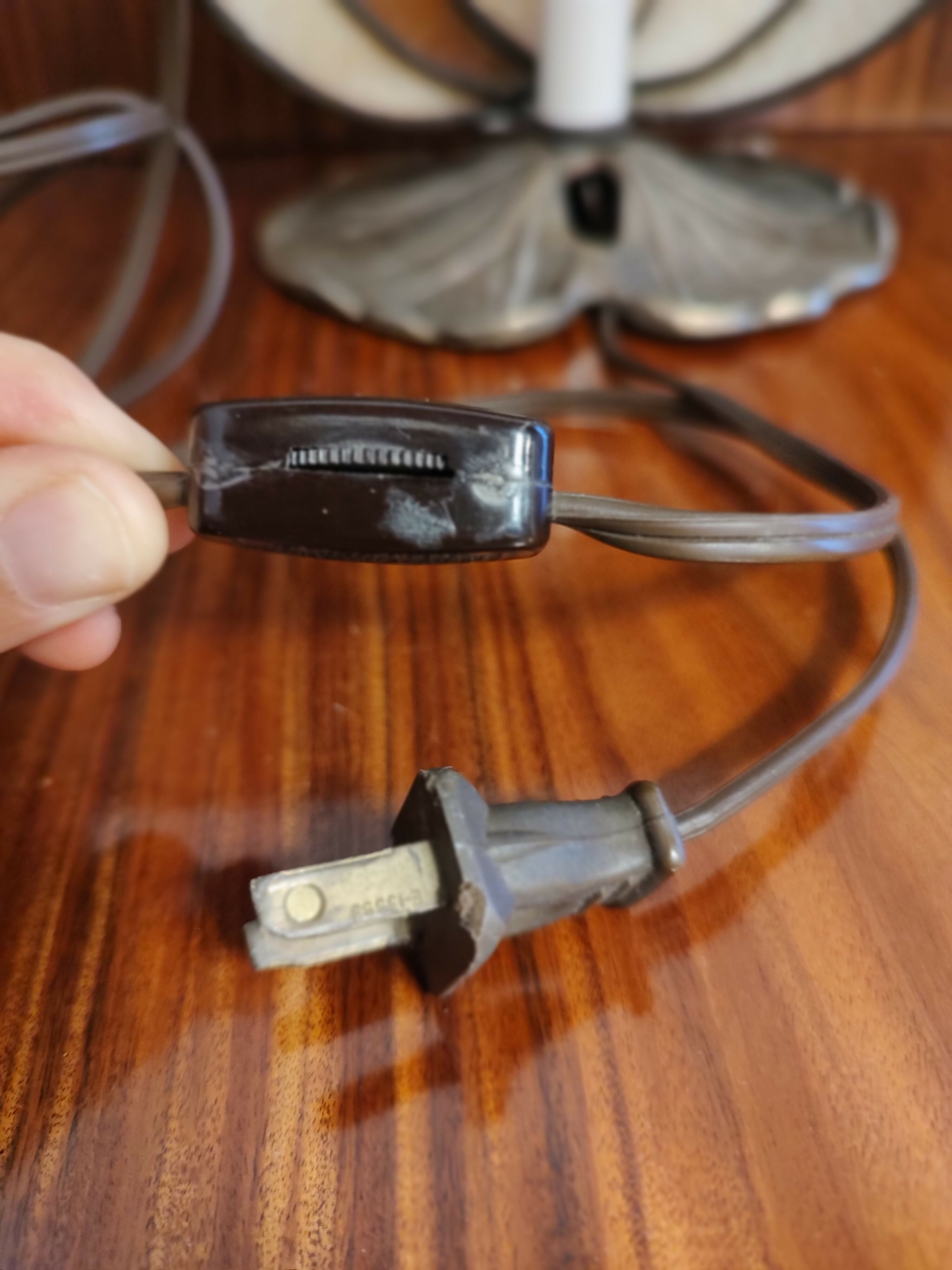 Antiga Luminária / Abajur "Vitória Régia" em metal e vidro texturizado