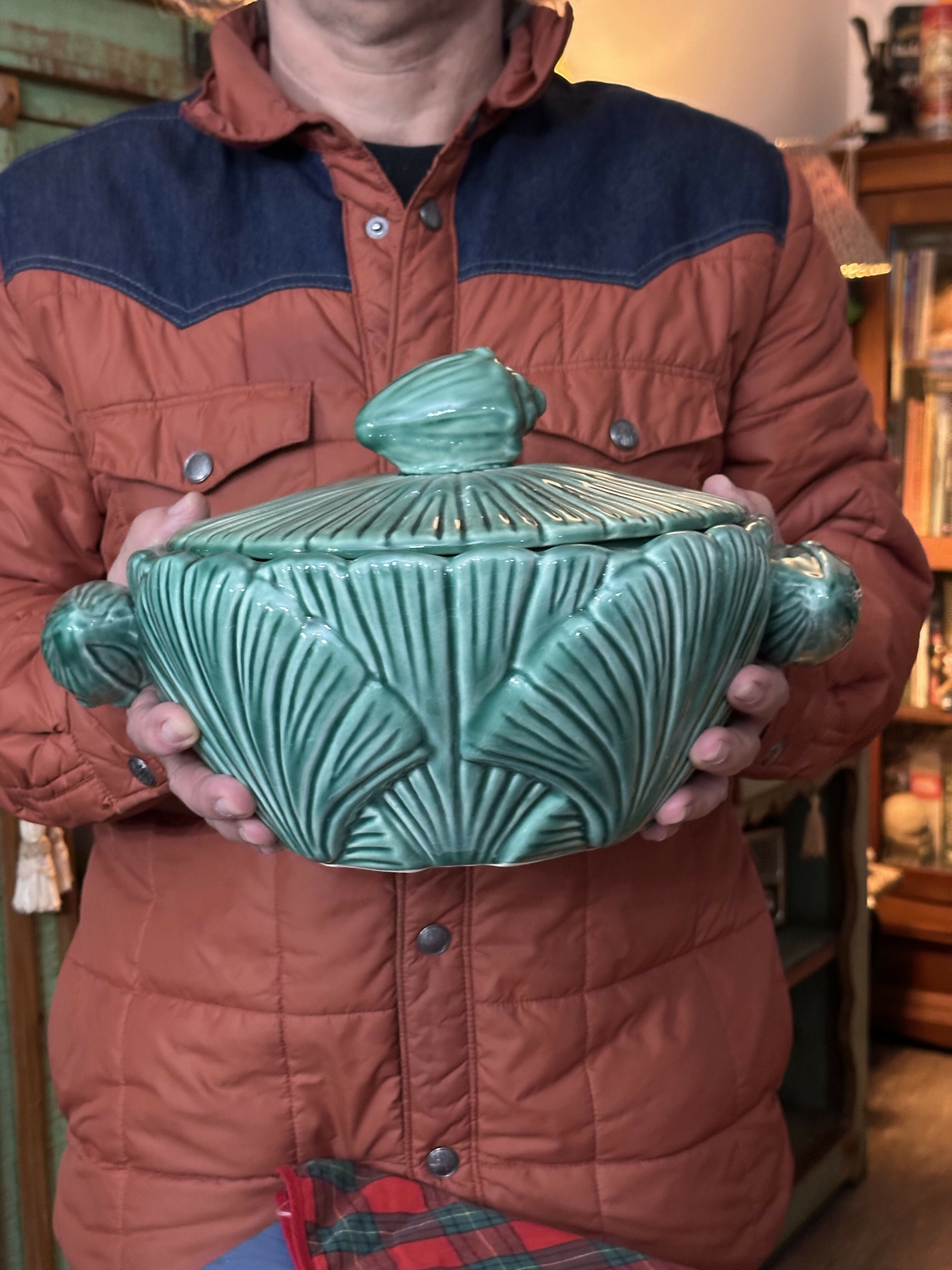 Vintage terrina / sopeira portuguesa generosa verde com ricos detalhes do mar