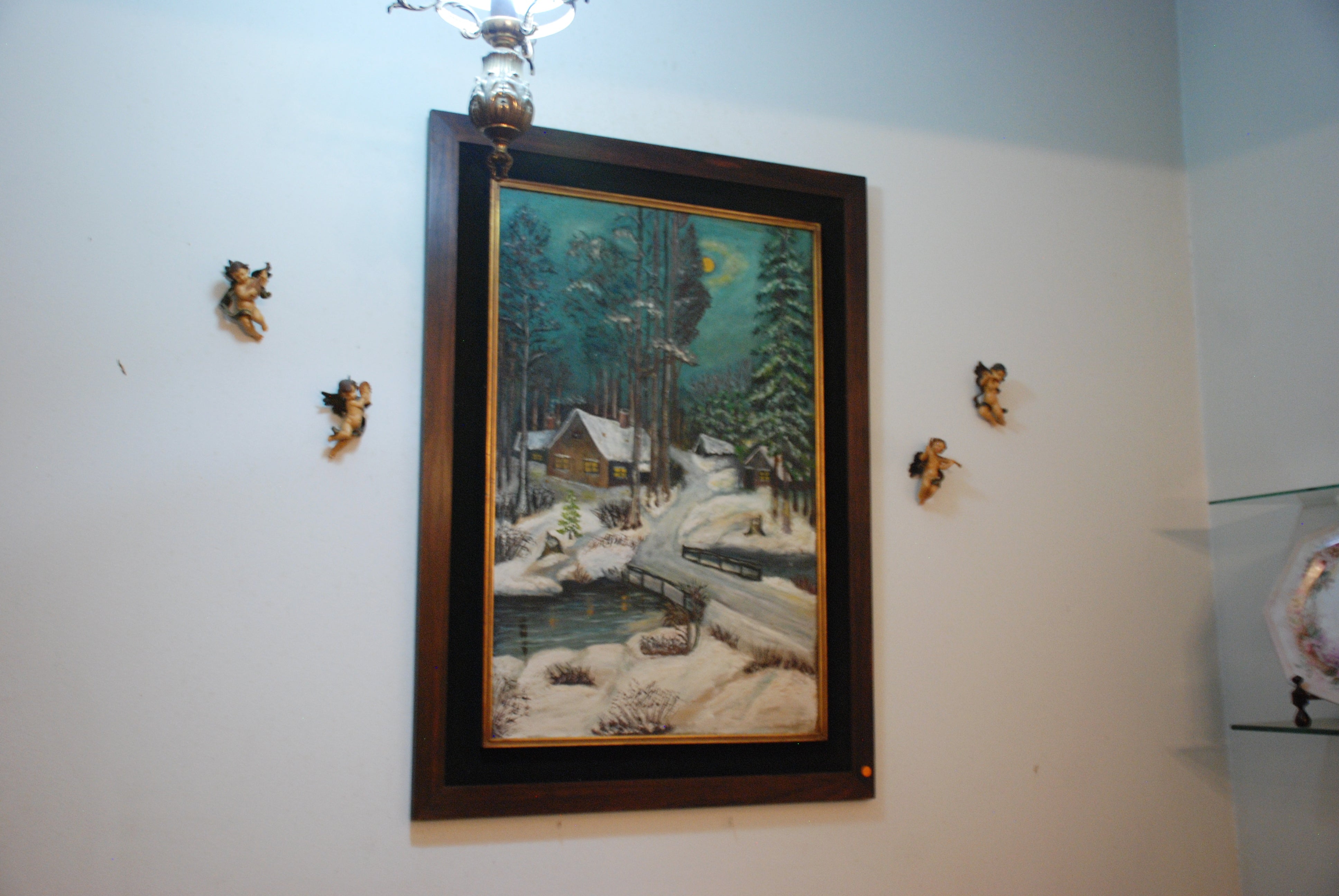 Quadro retratando paisagem com neve, anos 70 - moldura , madeira e veludo e filete dourado .