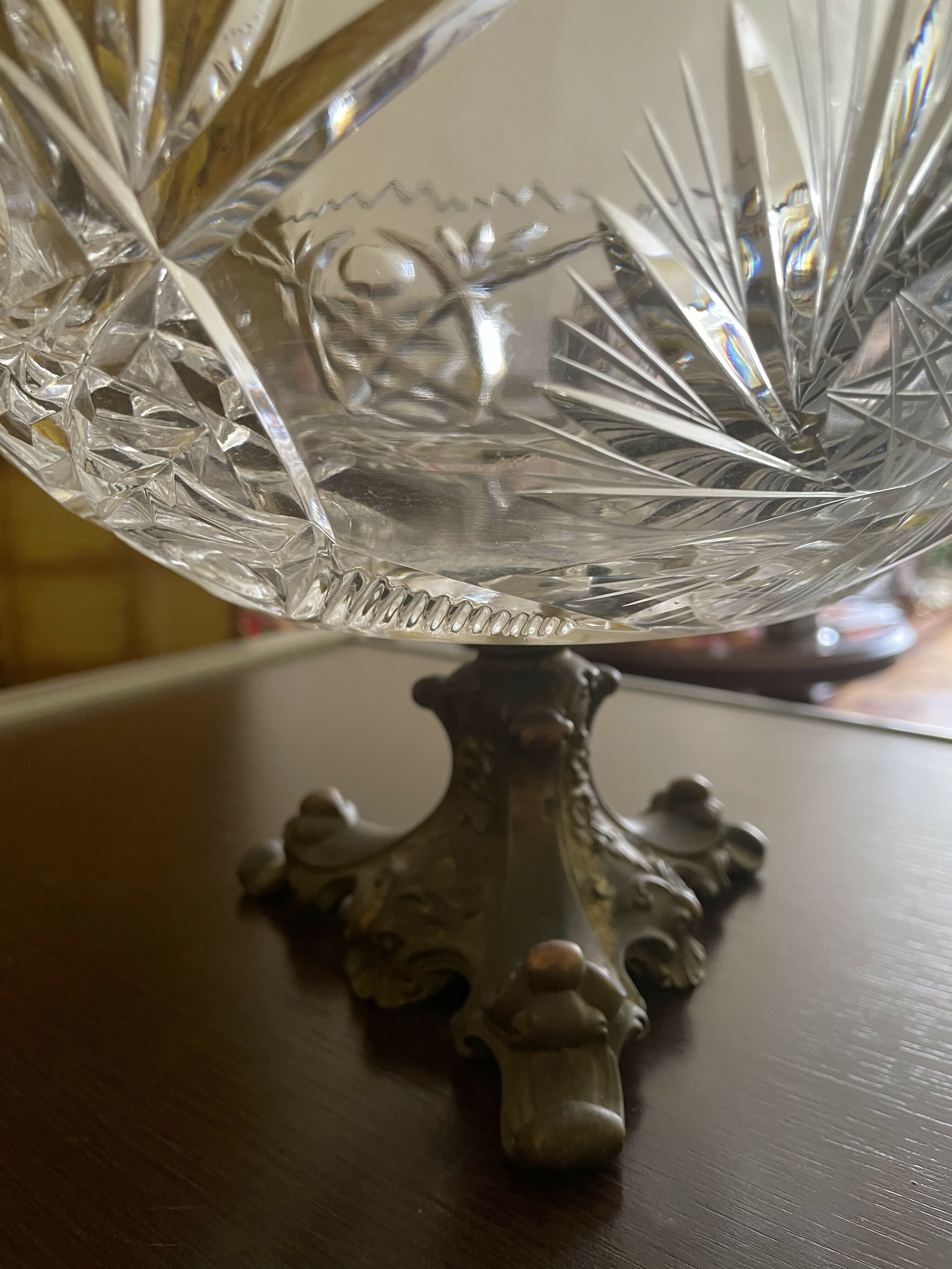 Fruteira de cristal com pé de bronze