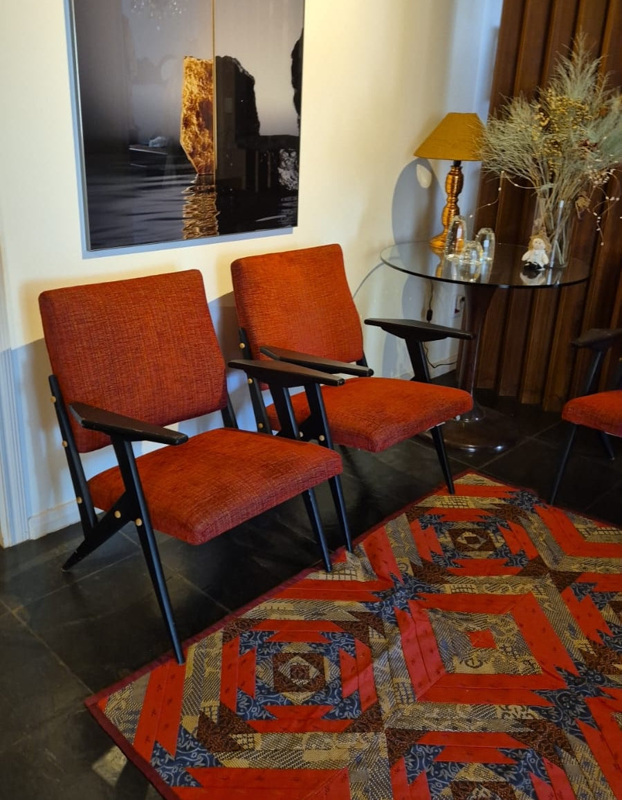 Trio de Poltronas Kid Zanine Caldas com estofado avermelhado 