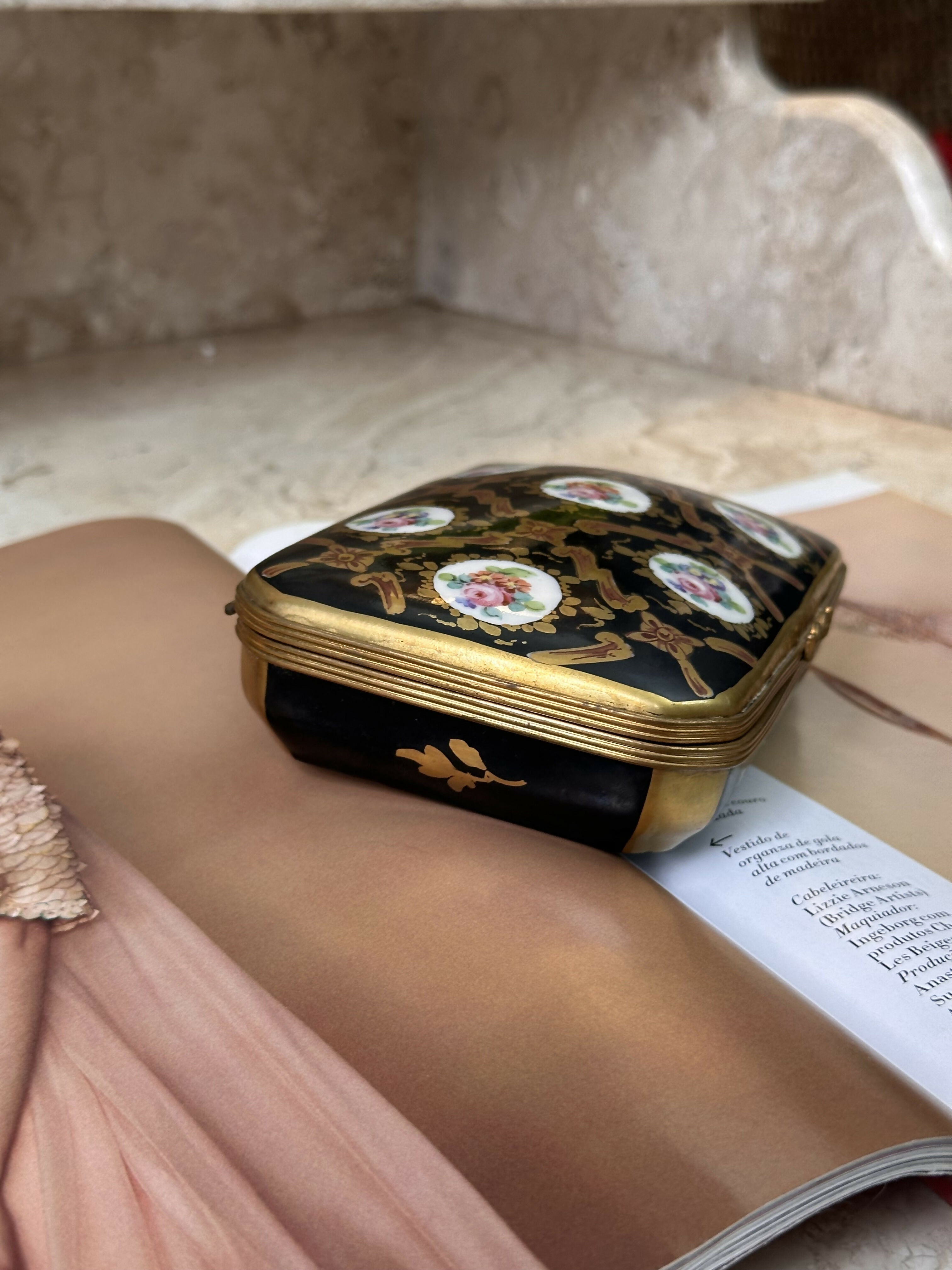 Espetáculo e maravilhosa antiga caixa porta-joias de porcelana francesa toda pintada à mão com flores delicadas