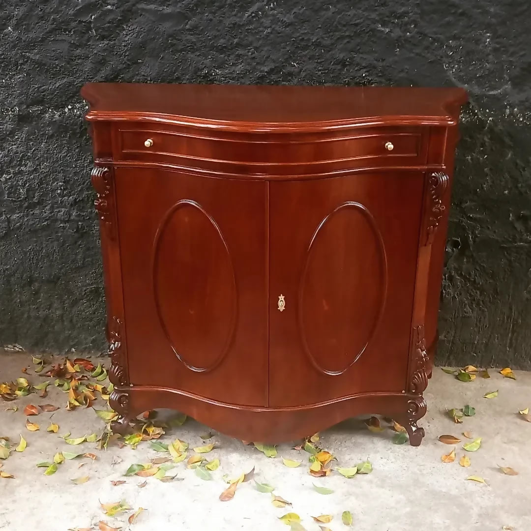 Dunquerque / Móvel com portas em madeira (recém restaurada) 