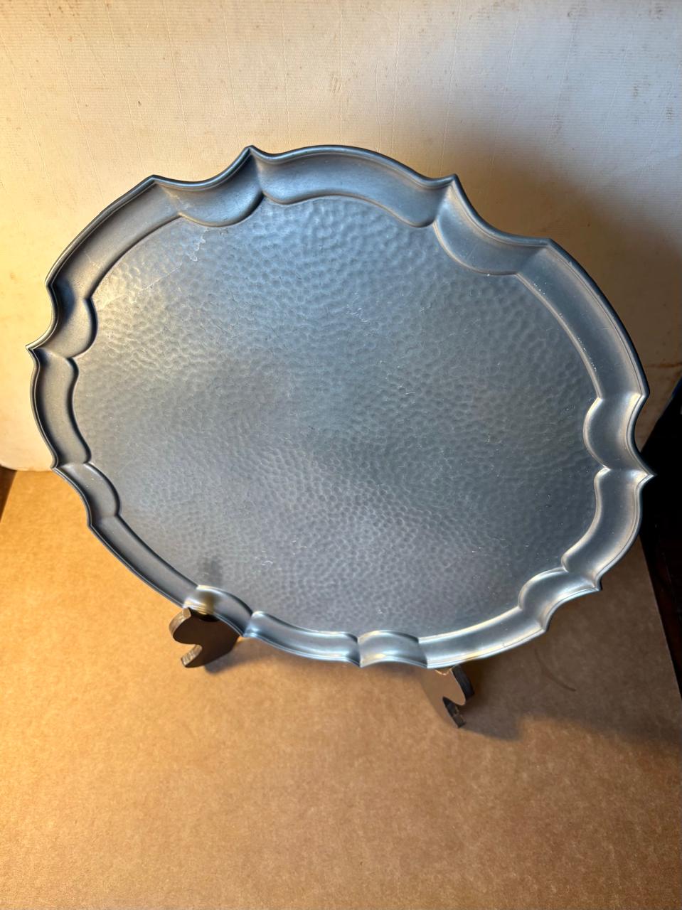 Bandeja redonda inglesa Hutton Sheffield em English Pewter (DMCPS_717)