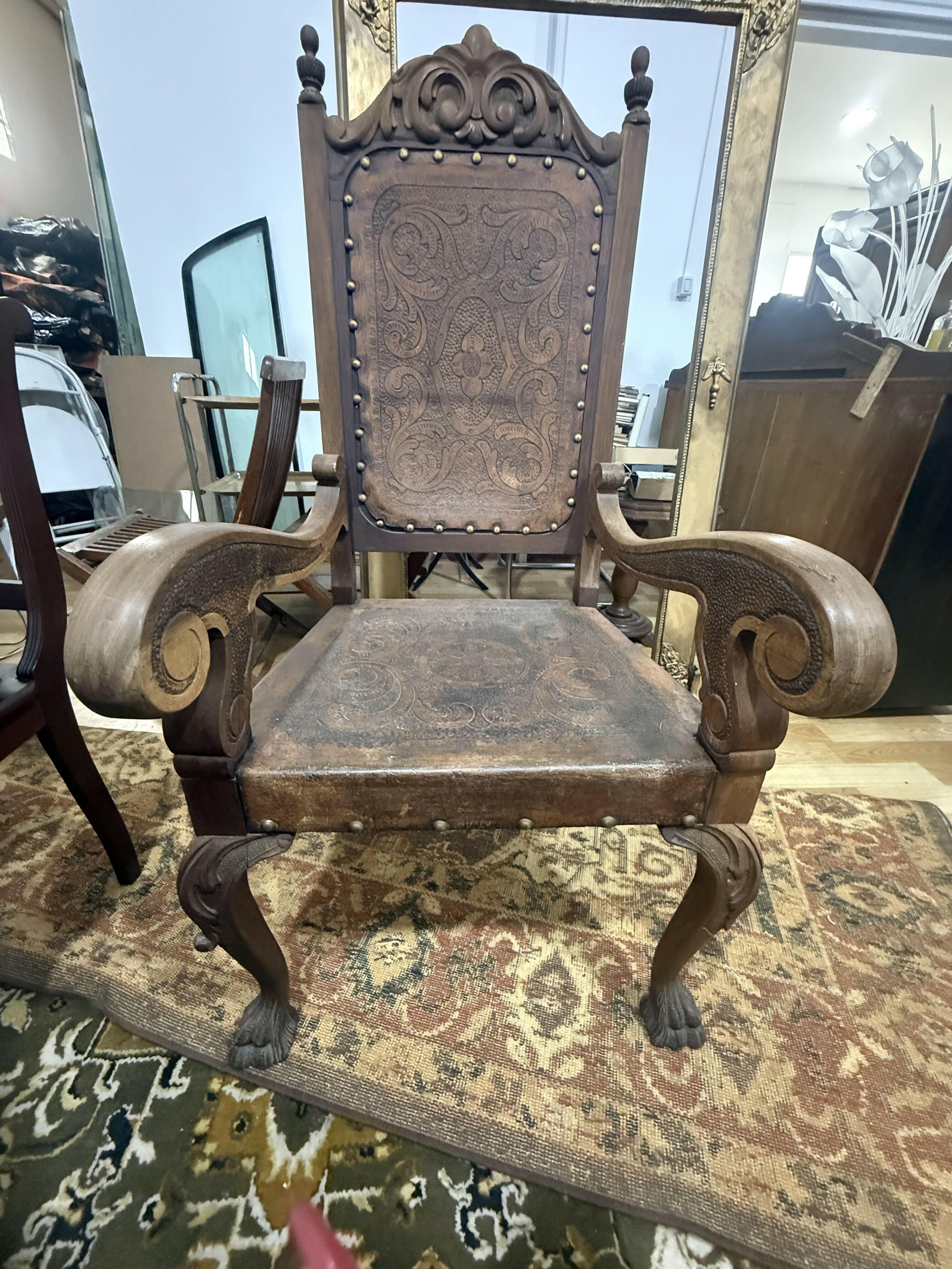 Cadeira de Honra Estilo Trono – Neo-Renascença – Final do Século XIX (c. 1890–1910) – Madeira Nobre & Couro Lavrado Original ✨
