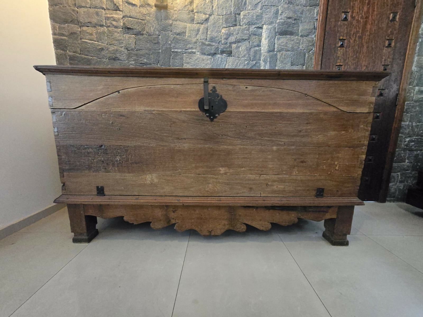 Arca colonial imponente, em madeira maciça