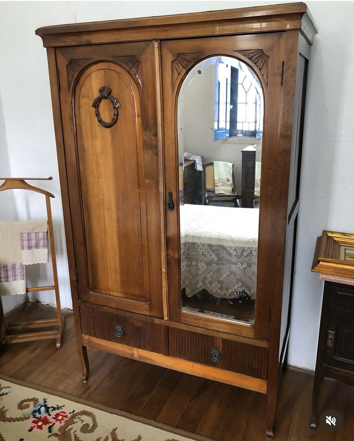 Armário / Guarda roupa em Caviúna com espelho