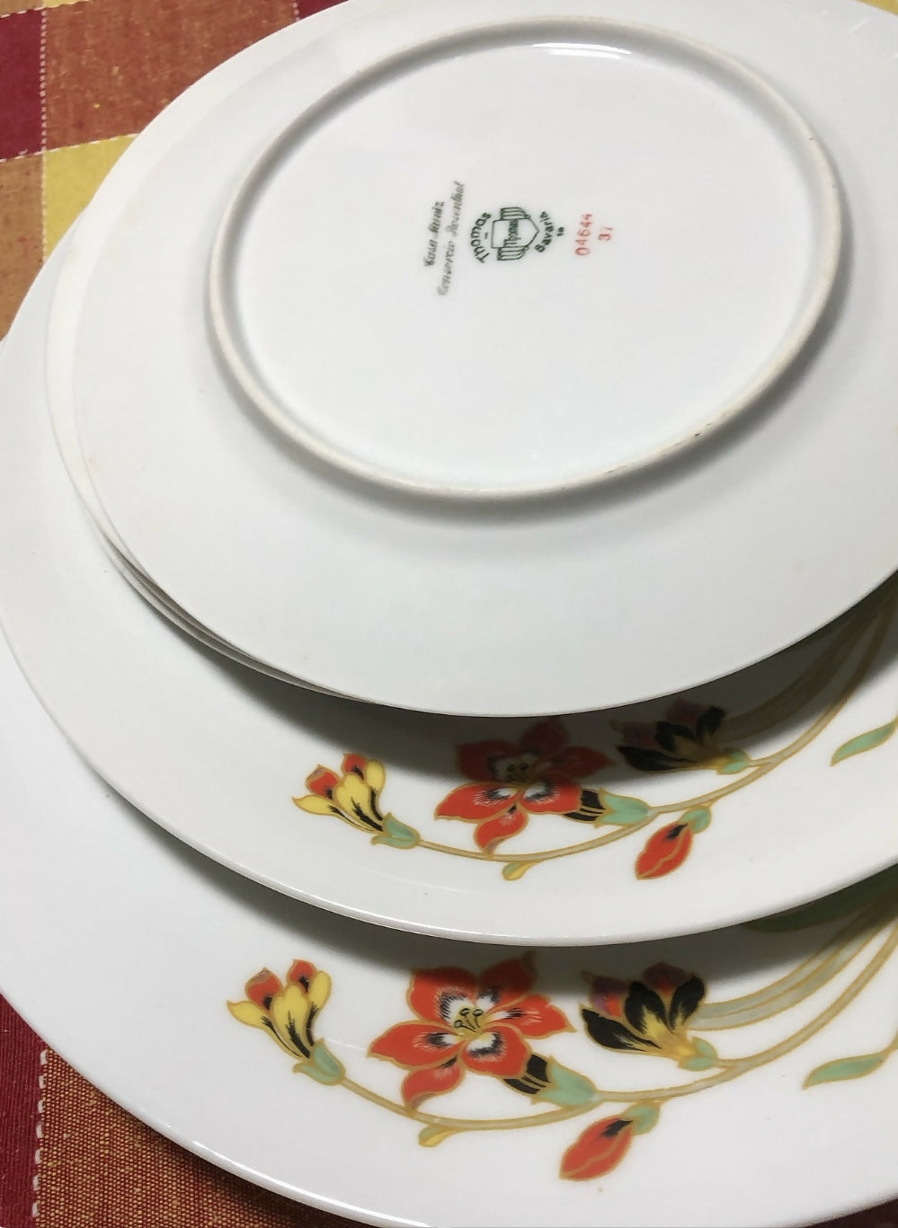 Mesa posta com preciosos pratos alemães