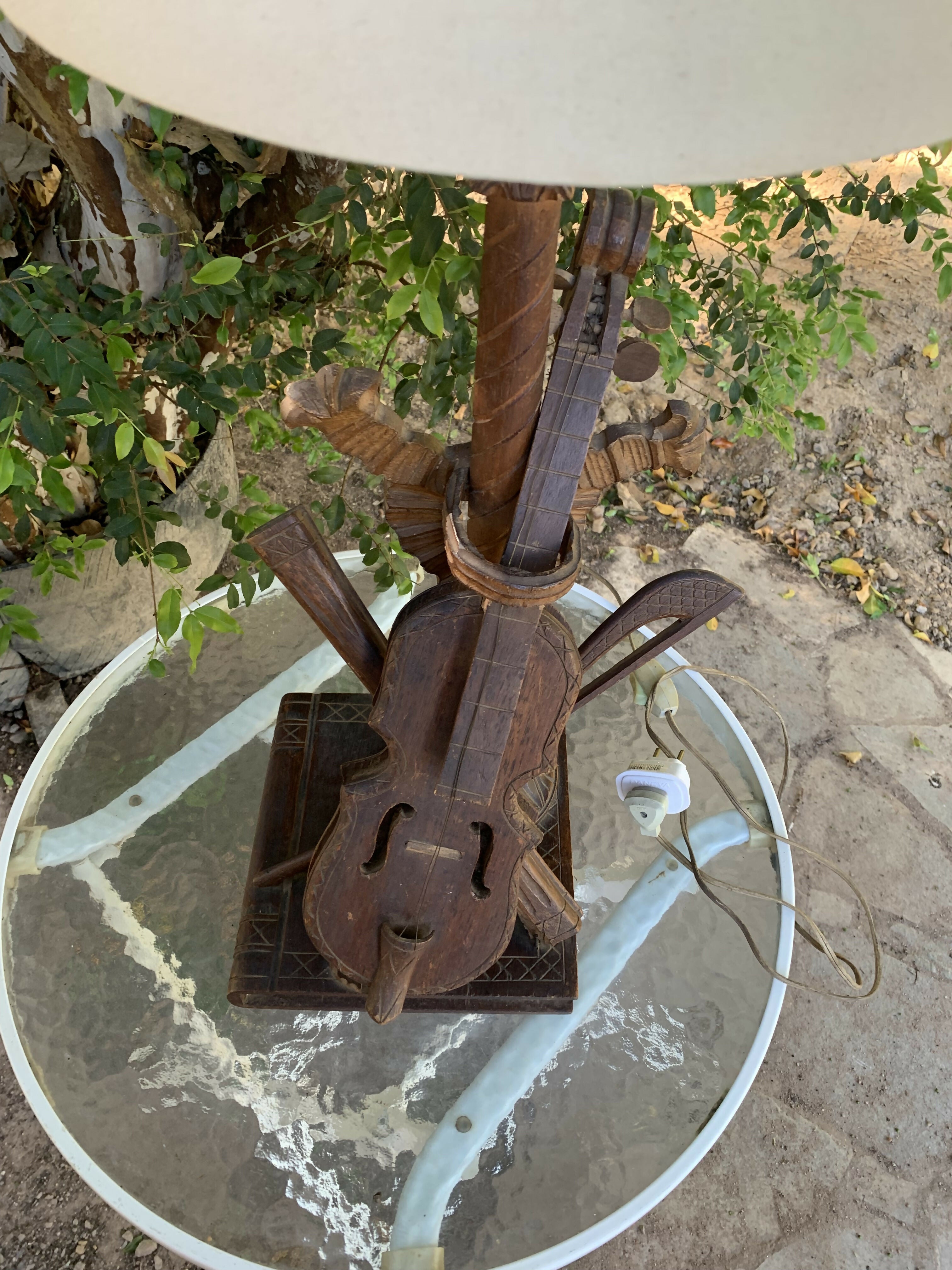 Abajur antigo violino e livro