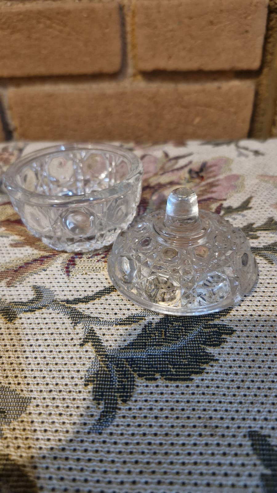 Par de belas bomboniéres, sendo uma da Avon anos 60