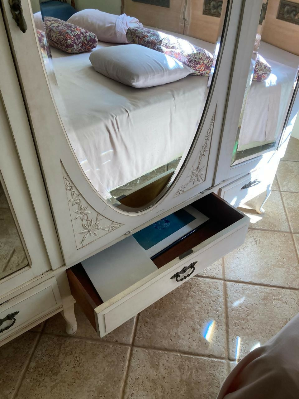 Lindo Guarda roupa madeira de lei e espelho Bisotê