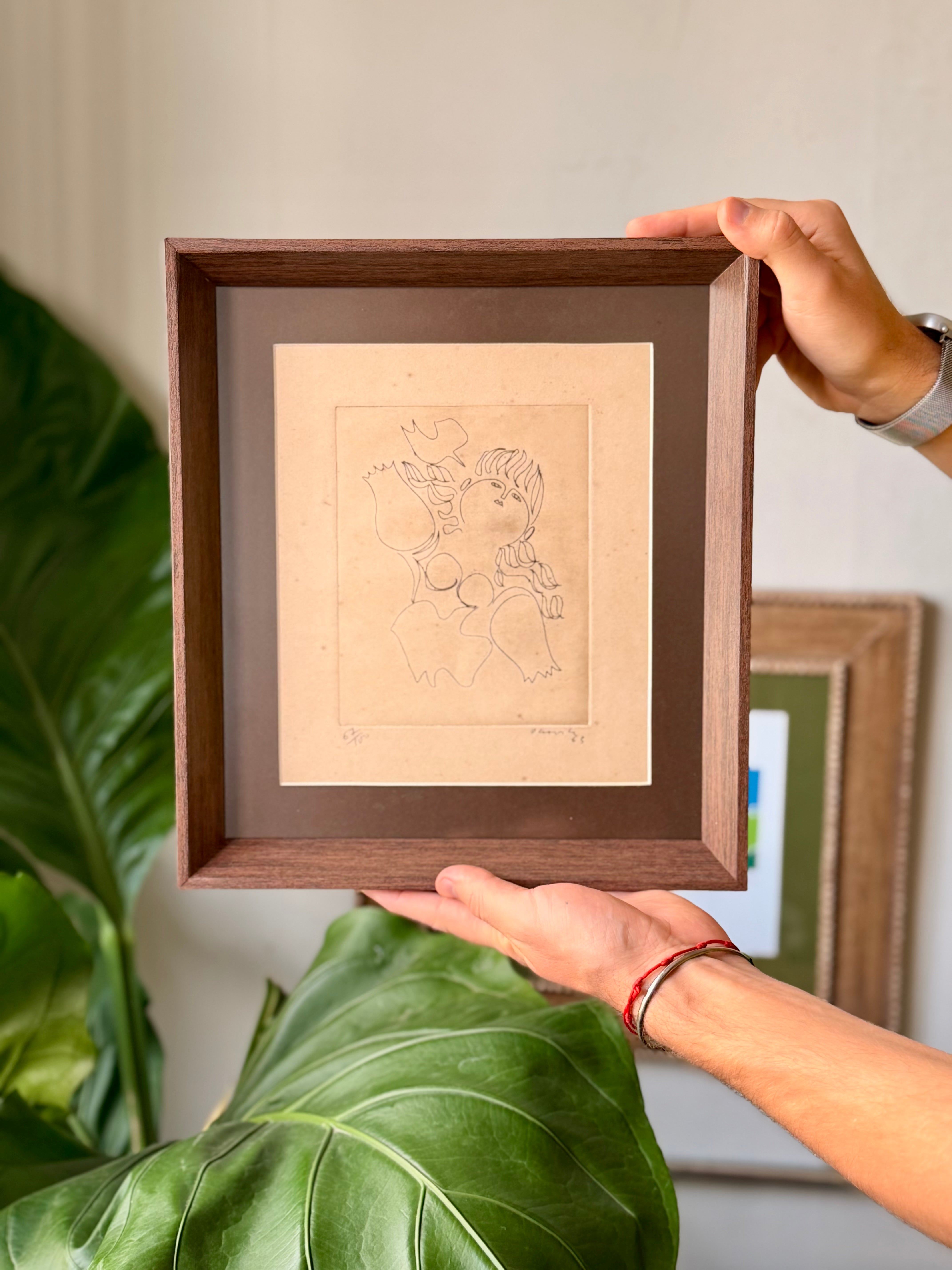 Quadro com Gravura de Milton Dacosta (1915 - 1988) representando "Vênus e a Pomba" 