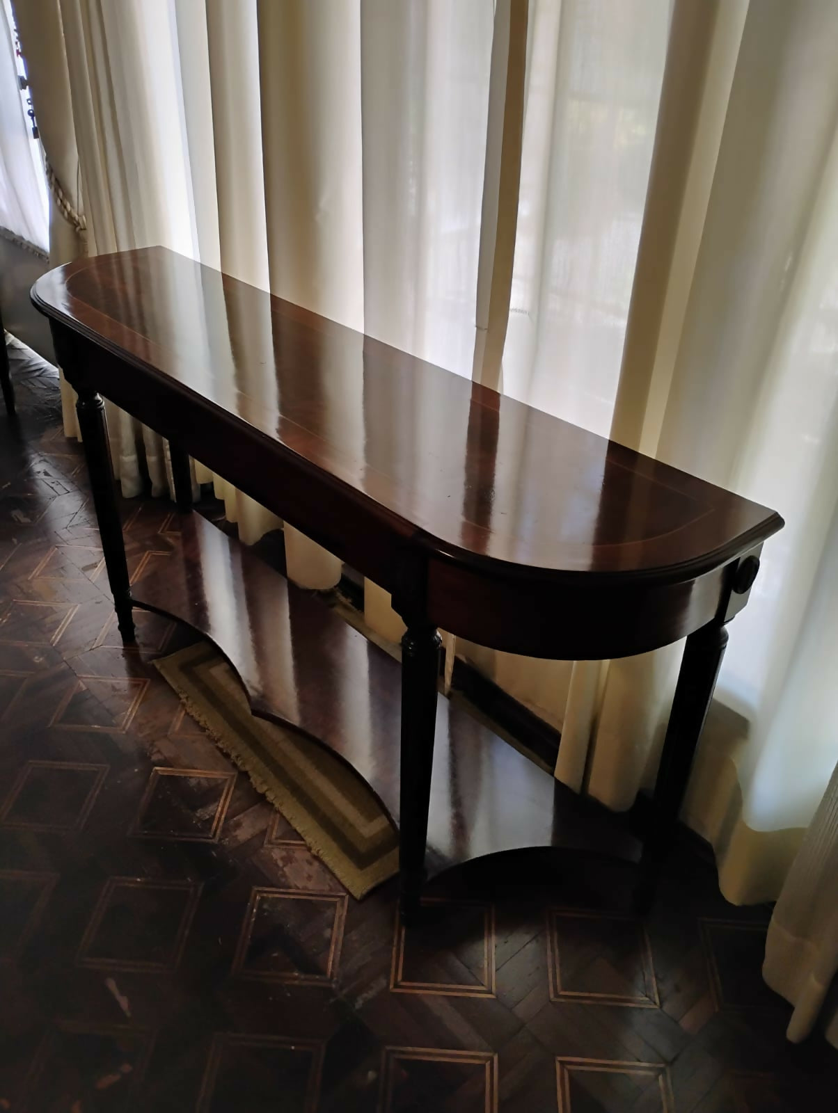 Aparador Clássico em Madeira Maciça – Estilo Elegante e Sofisticado