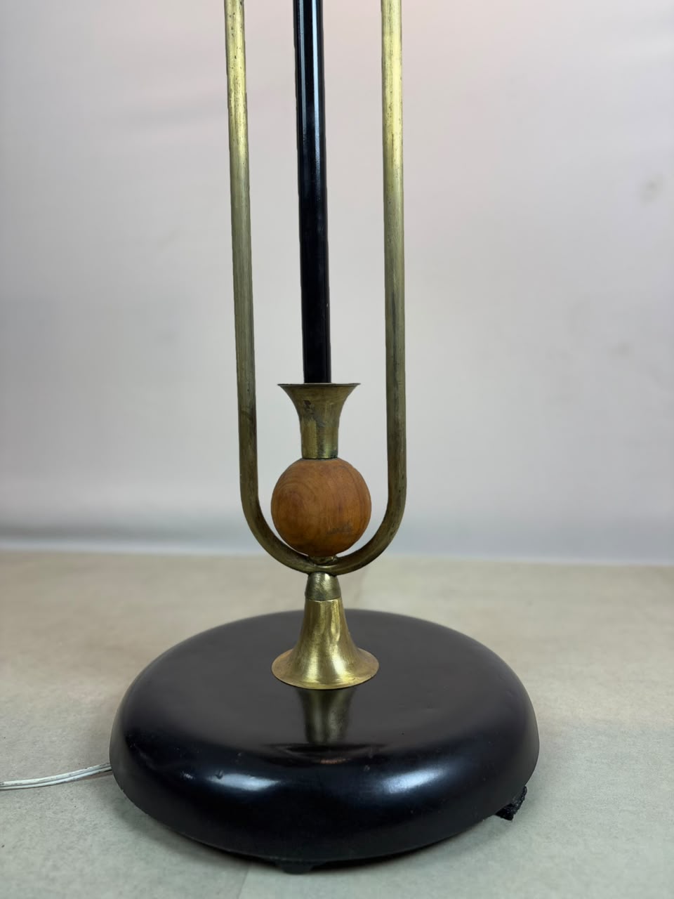 Luminária de piso 50’s com bandeja de apoio