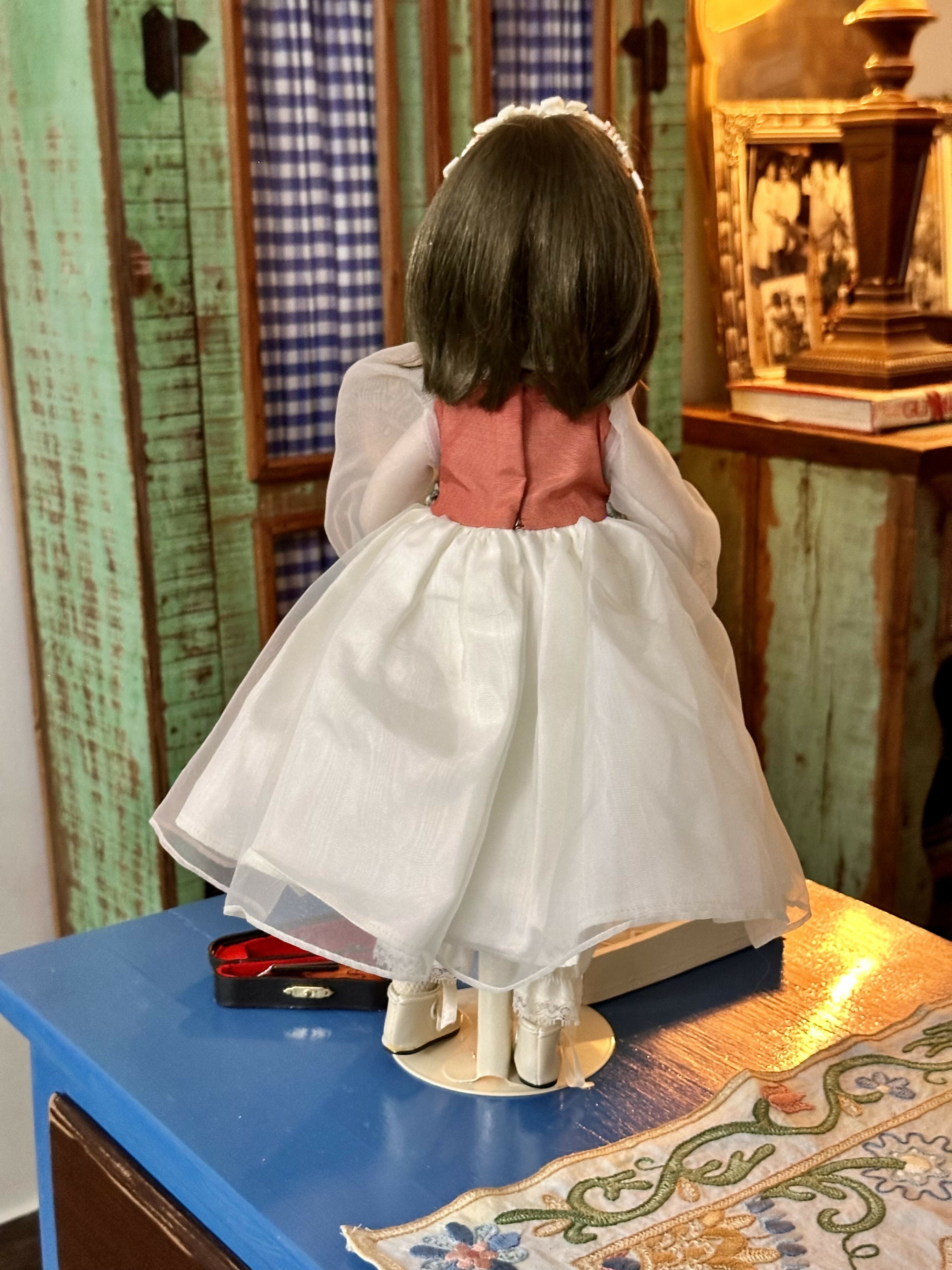 Vintage boneca violinista colecionável e numerada São bonecas exclusiva de influência vitoriana “Little Performers” em 1997 pelas Galerias Ashton-Drake. “Lauren” é feita à mão