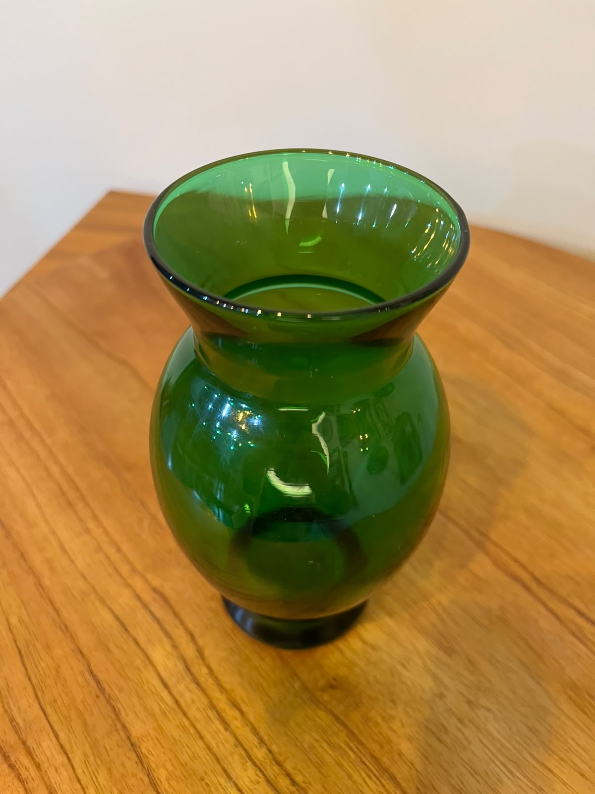 Vaso decorativo em vidro verde esmeralda – 16,5 cm