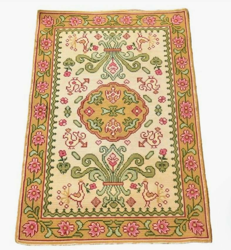 Tapete artesanal arraiolo rosa, bege e verde