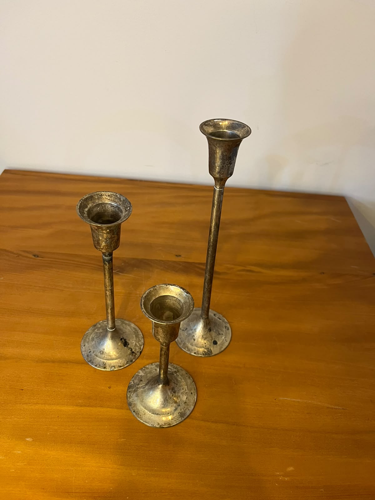 Trio de castiçais em metal prateado – International Silver Co. | 23, 18 e 13 cm