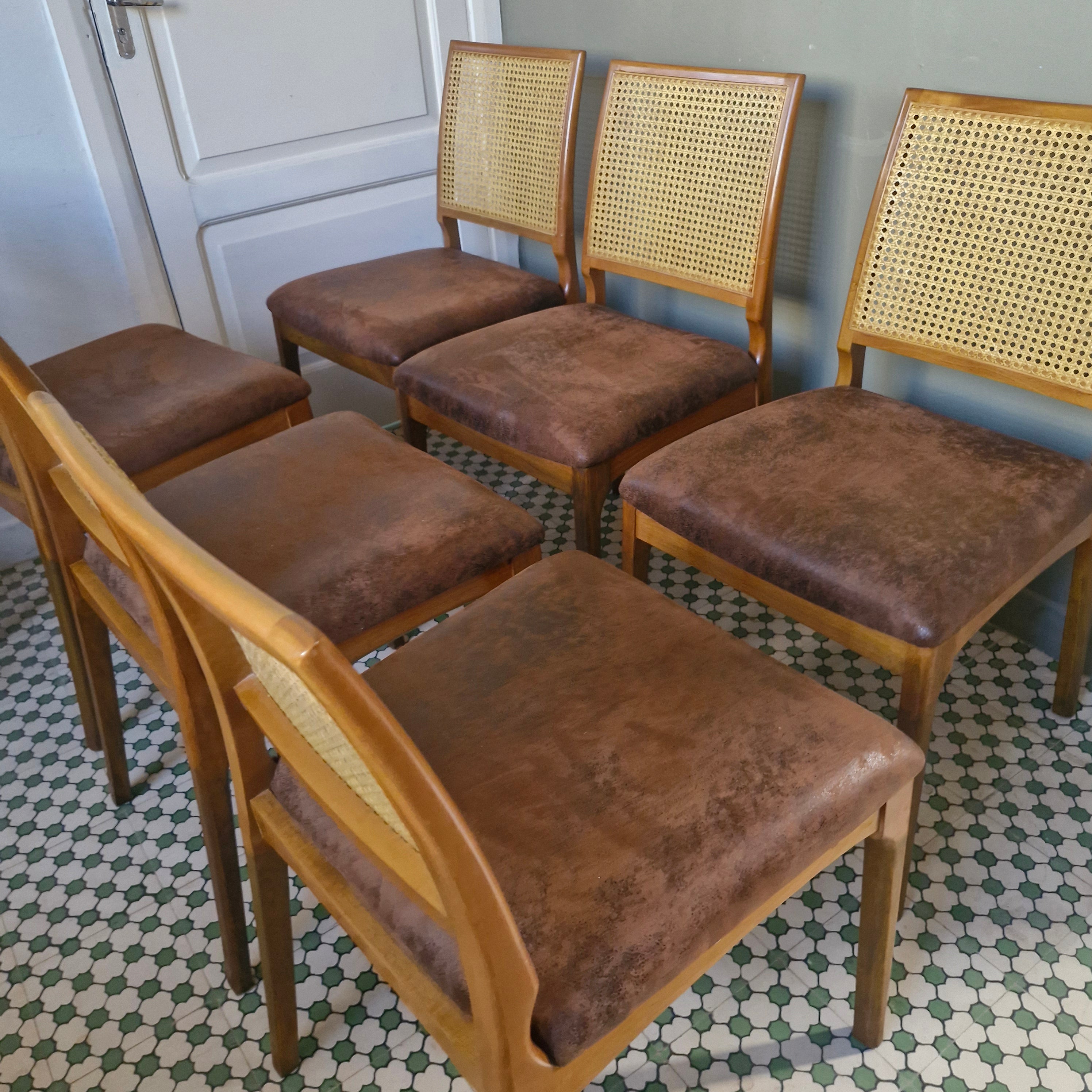 Conjunto com 6 Cadeiras restauradas com estofado marrom e encosto em palhinha 