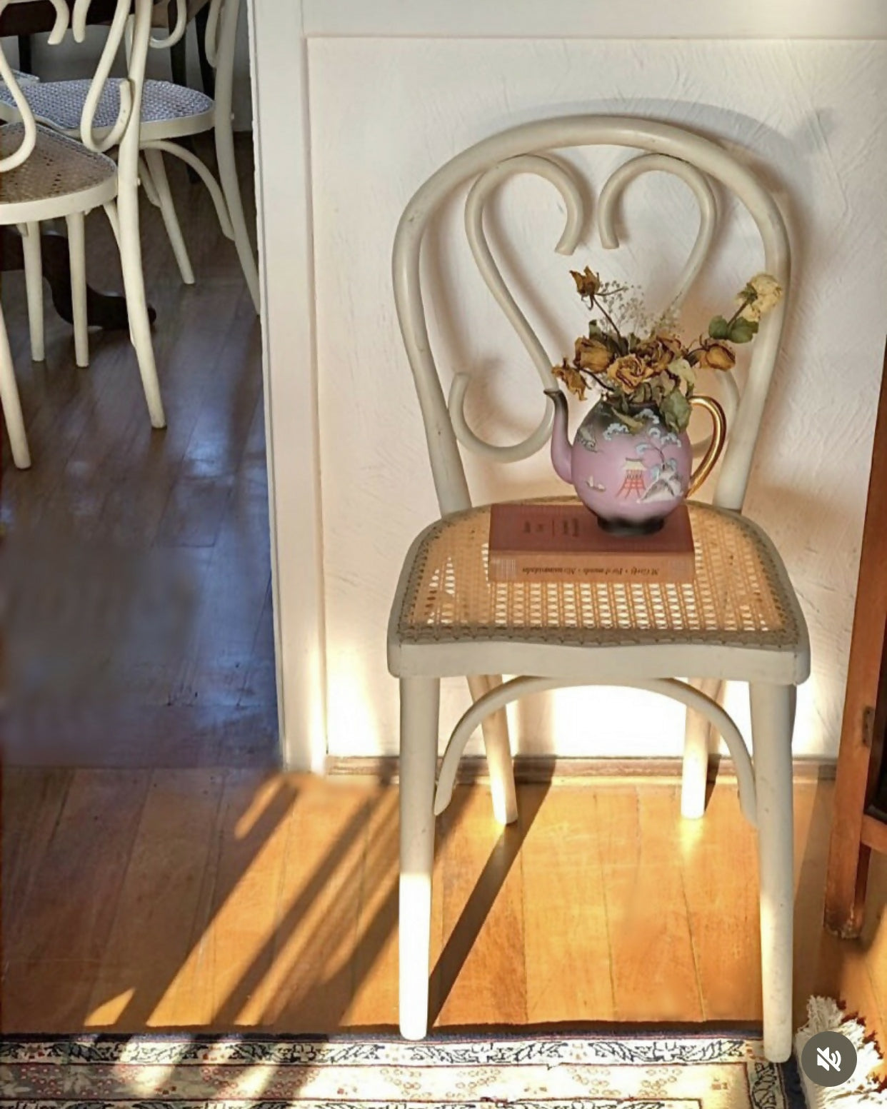 Cadeira Thonet com madeira em branco e assento em palhinha