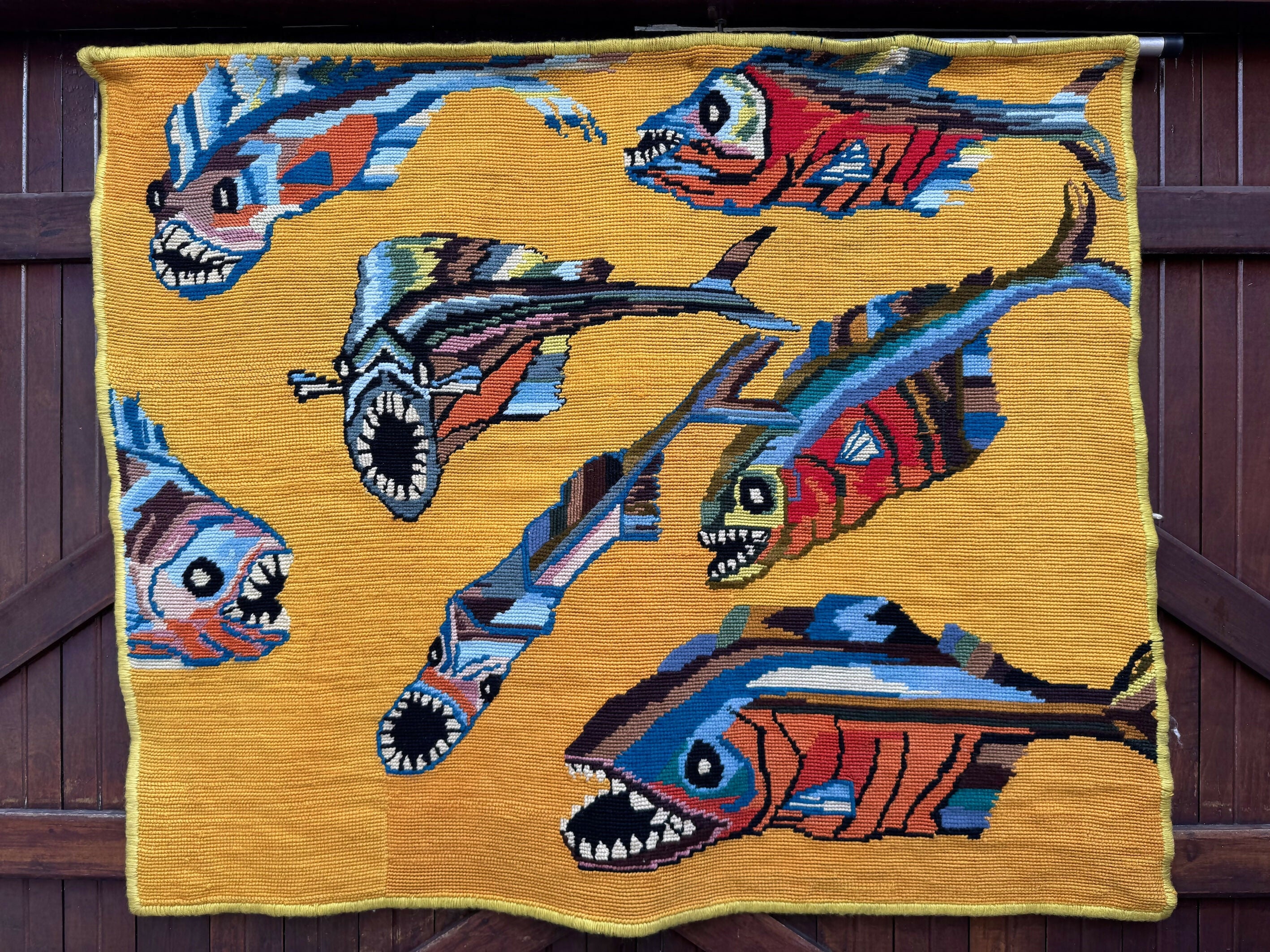 Tapeçaria Modernista retratando cardume de piranhas