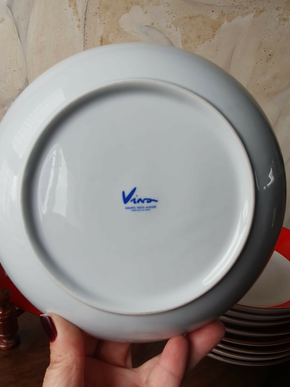 Conjunto de 18 pratos em porcelana Viva (Vista Alegre) com lindo barrado vermelho vivo e filetação a ouro 24k. Impecável!