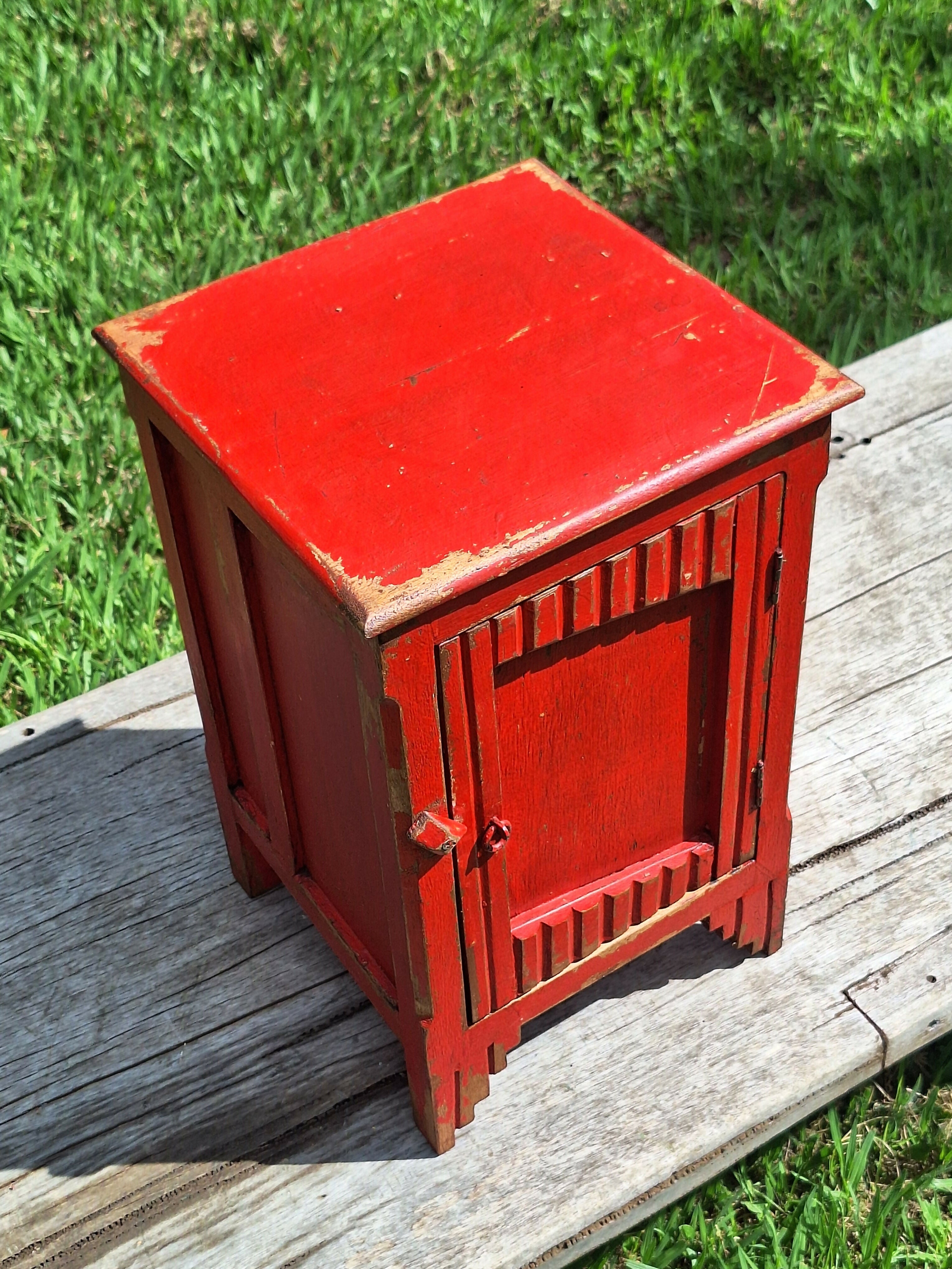 Mesinha de Cabeceira / Armarinho Tinta Gasta Vermelha Madeira Maciça Garimpo Mineiro