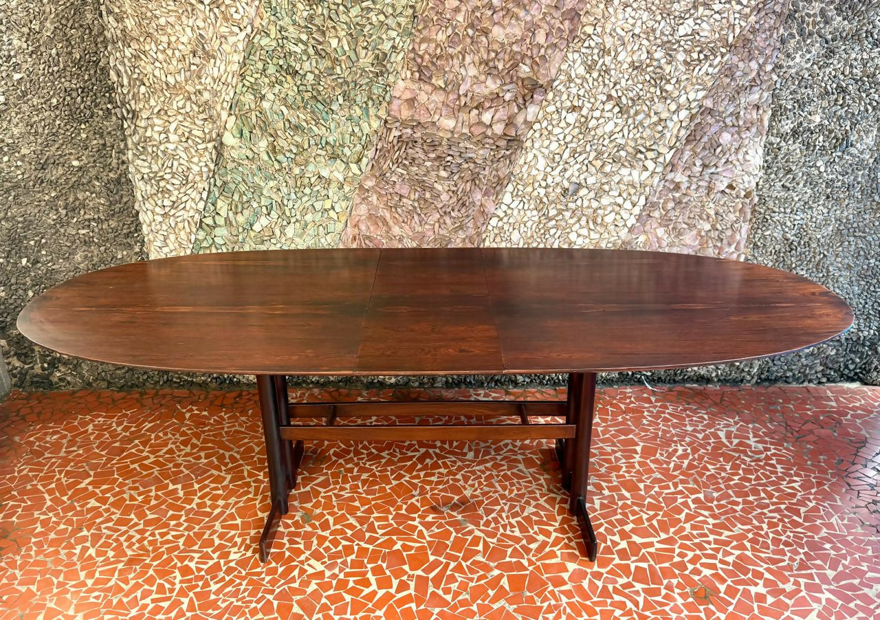 Mesa de jantar Oval Novo Rumo em Jacarandá