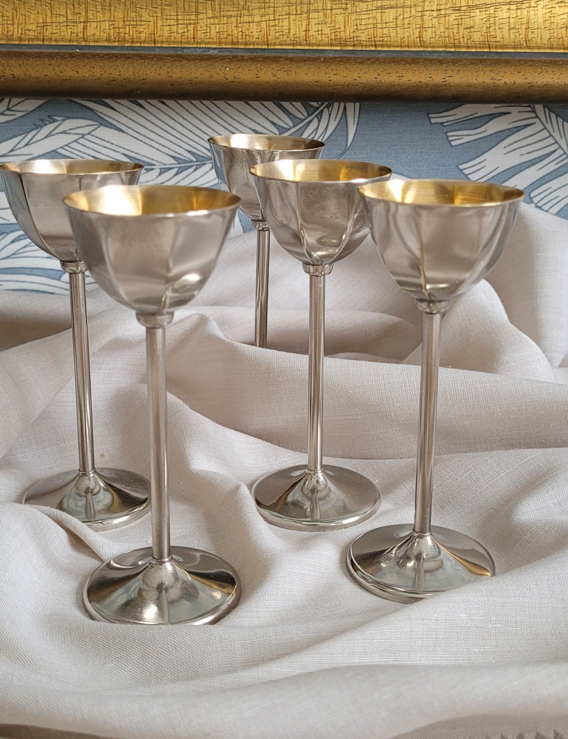Conjunto de taças para licor Mid-Century em metal prateado facetado com interior dourado 