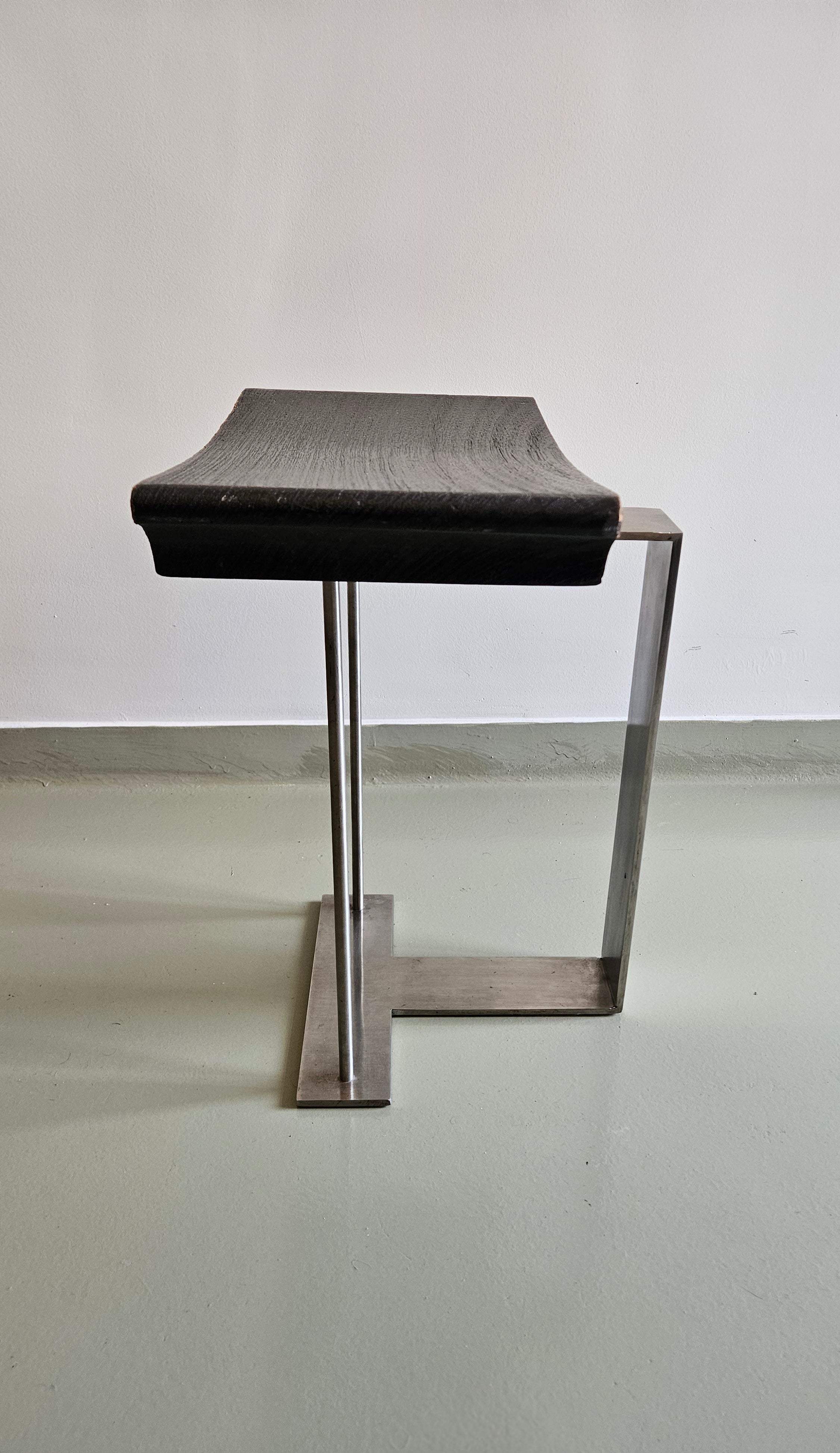 BANQUETA ART DECÓ COM ASSENTO EM MADEIRA ESCURA E BASE EM METAL POLIDO