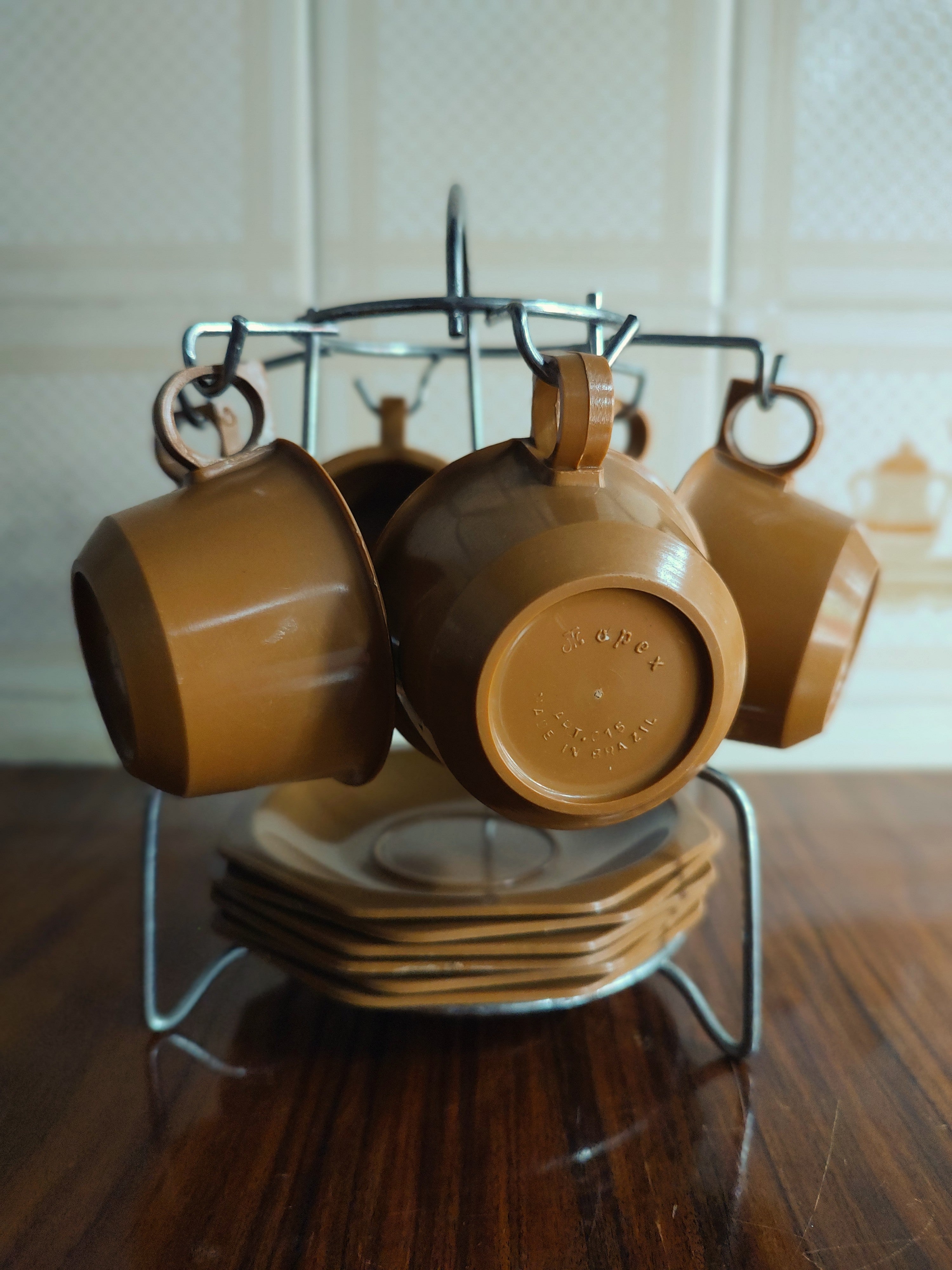 Simpático e antigo conjunto de café Mopex em plástico rijo marrom com suporte em metal