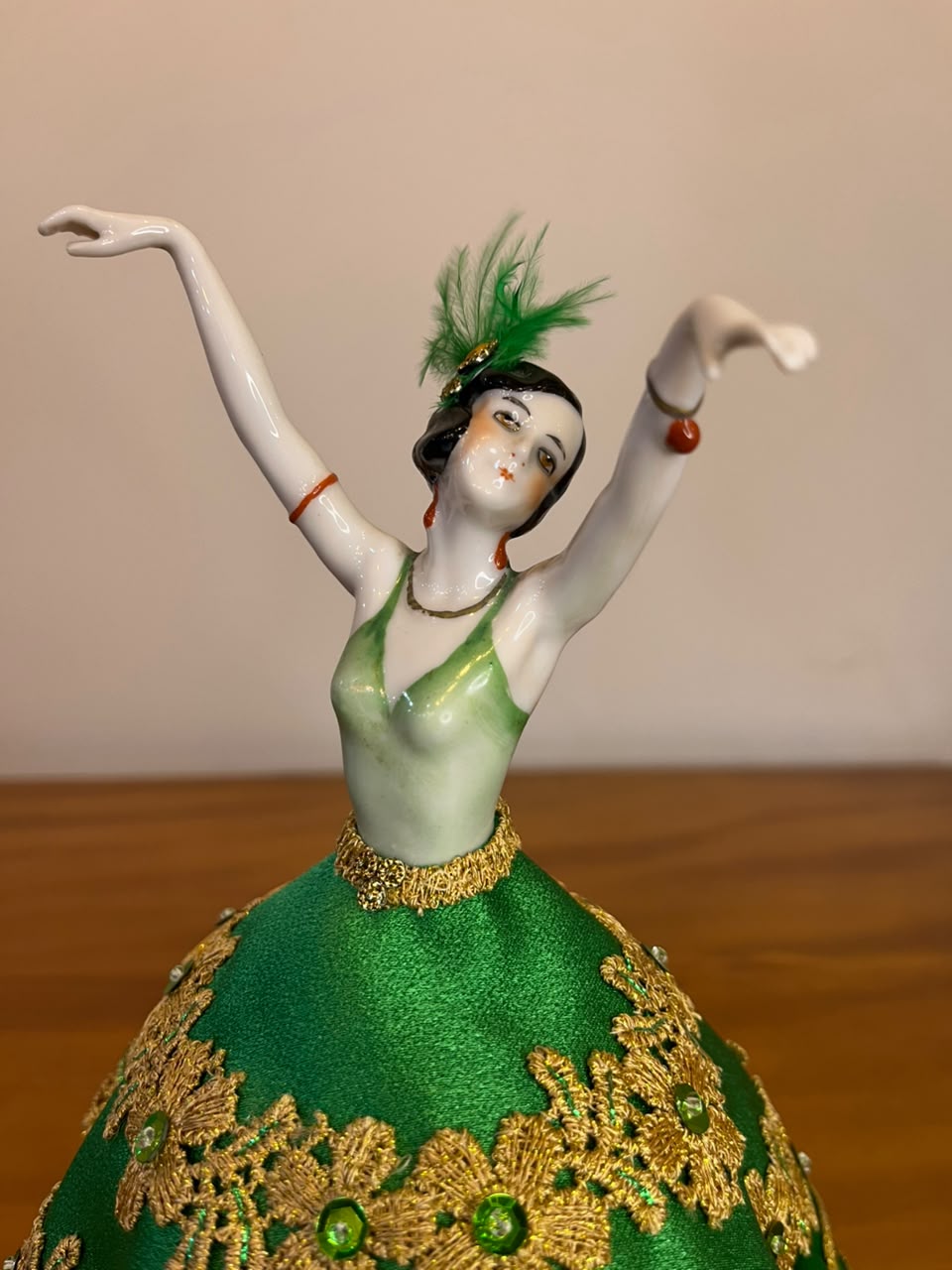 Boneca decorativa em porcelana com traje em tecido – figura feminina dançante verde – 18 cm