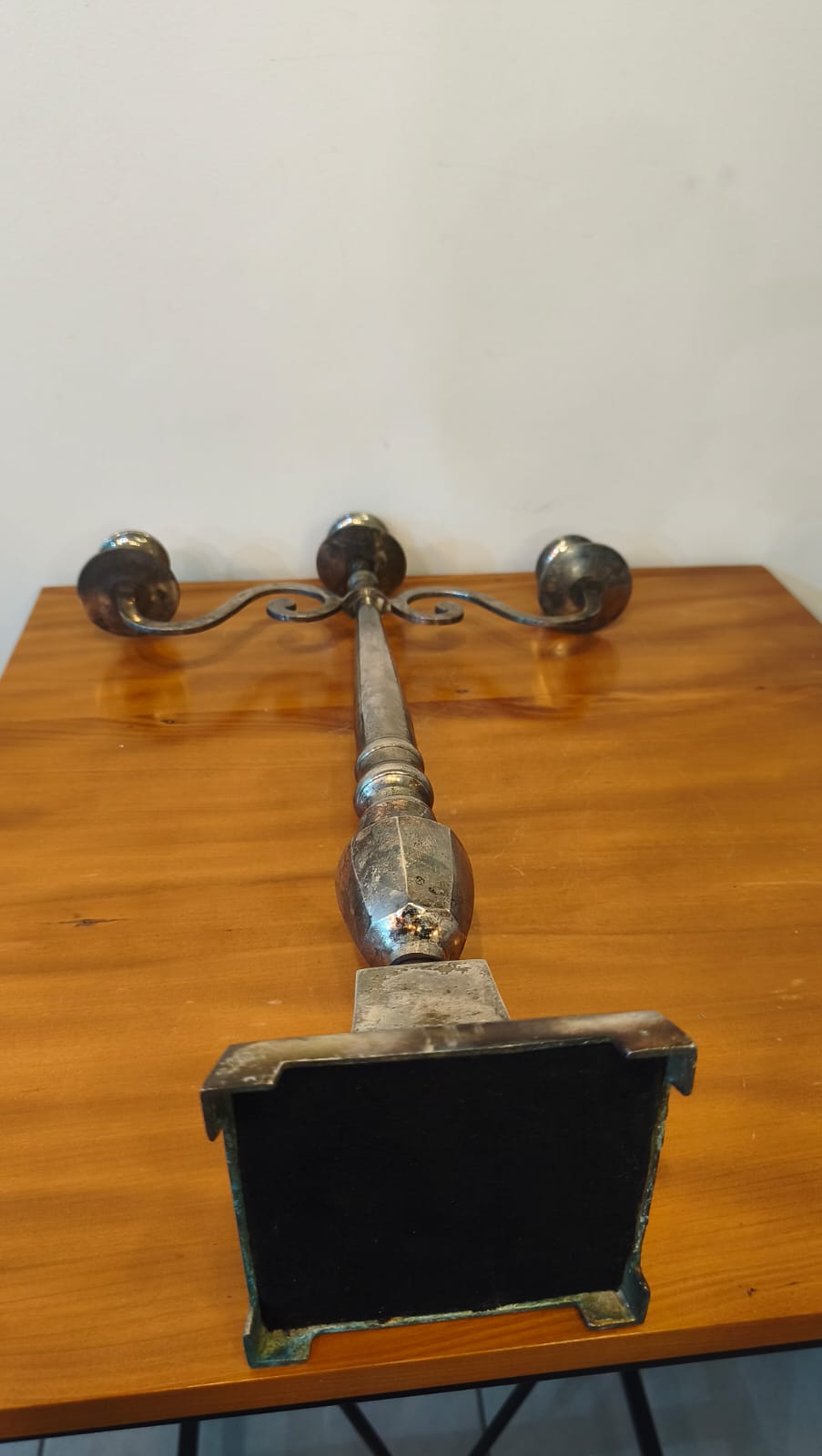 Candelabro de Mesa em Metal Prateado para 3 Velas – 55,5 cm