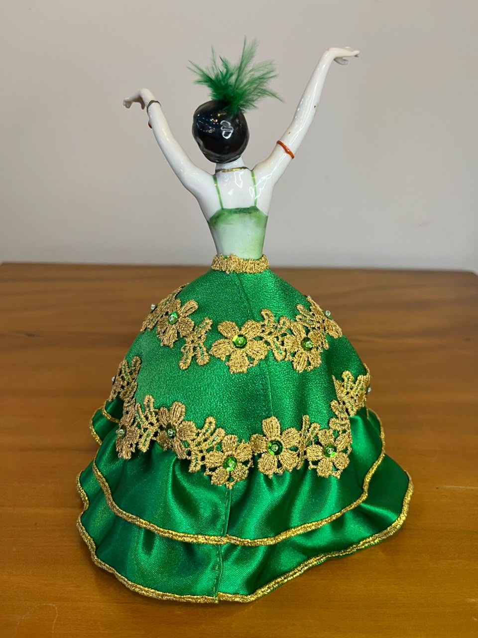 Boneca decorativa em porcelana com traje em tecido – figura feminina dançante verde – 18 cm