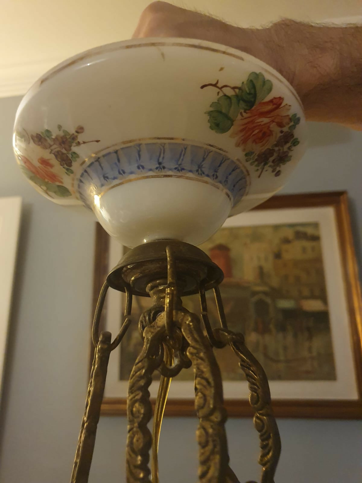 Antiga luminária pendente de teto em opalina branca pintada a mão com estrutura em bronze