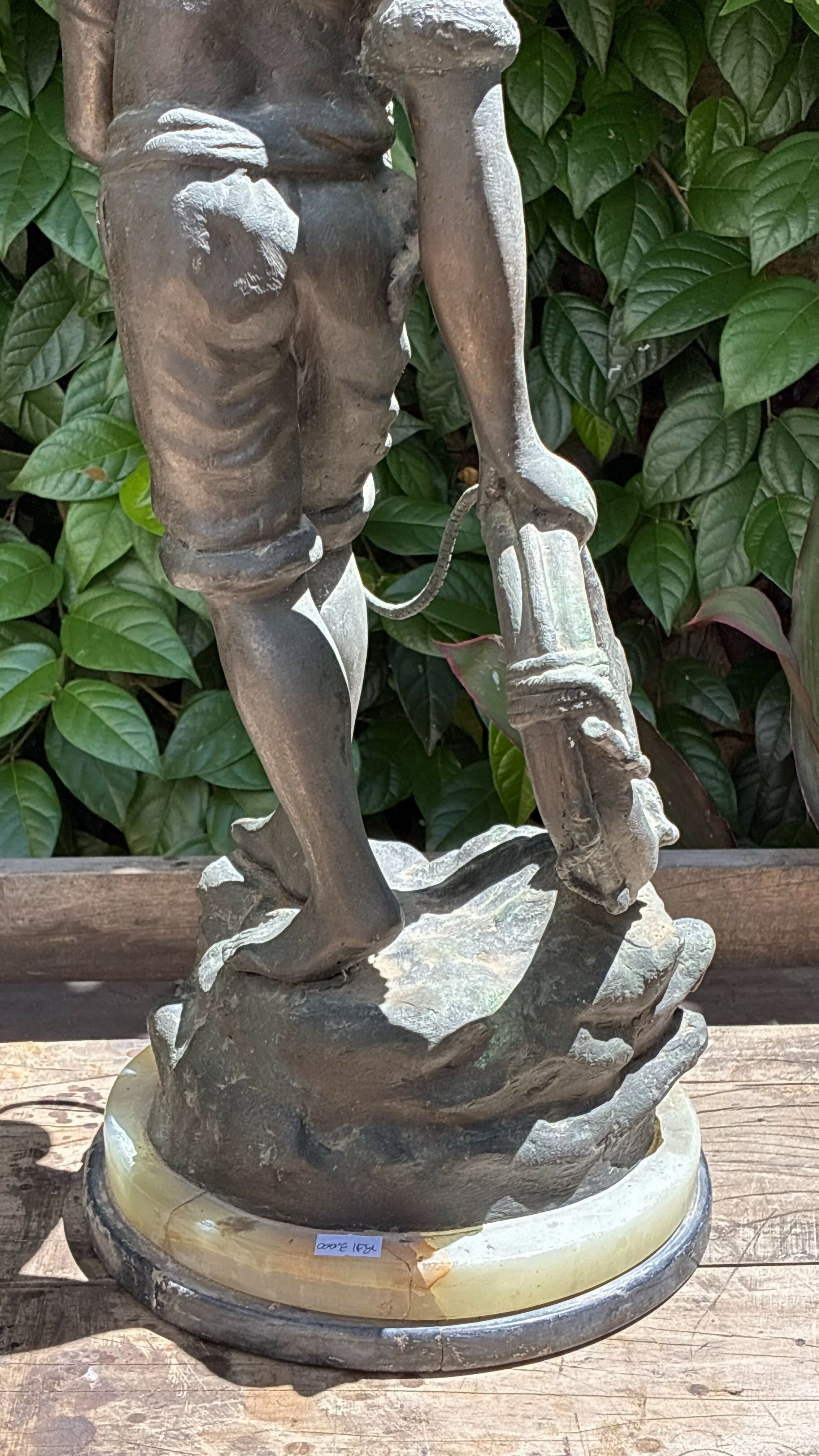 ESCULTURA BRONZE ANTIGO representando Pescador