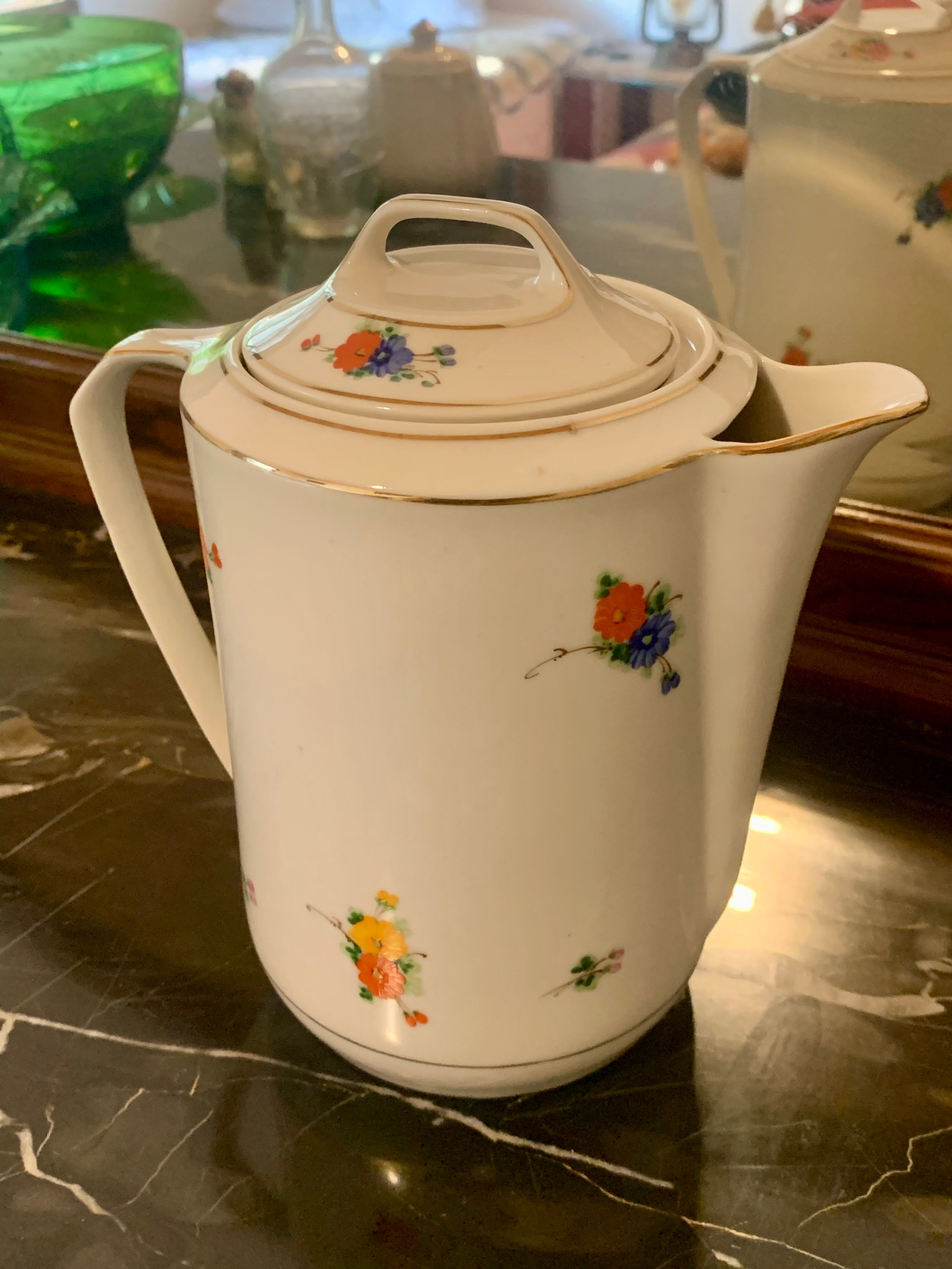 Raríssimo bule de porcelana da extinta e afamada fábrica Cerqueira Leite com motivos florais 