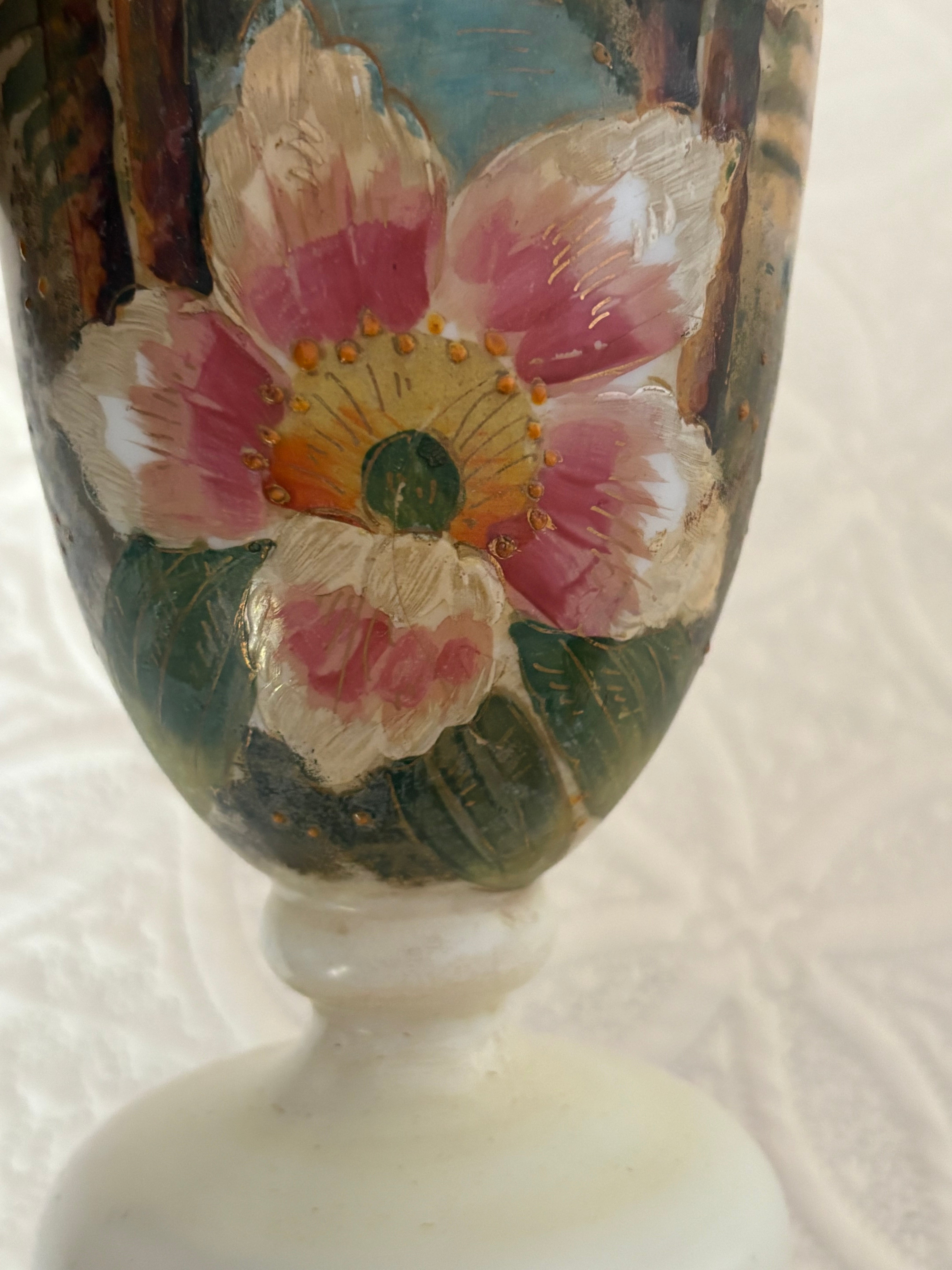 Vaso de opalina com pintura de flor 