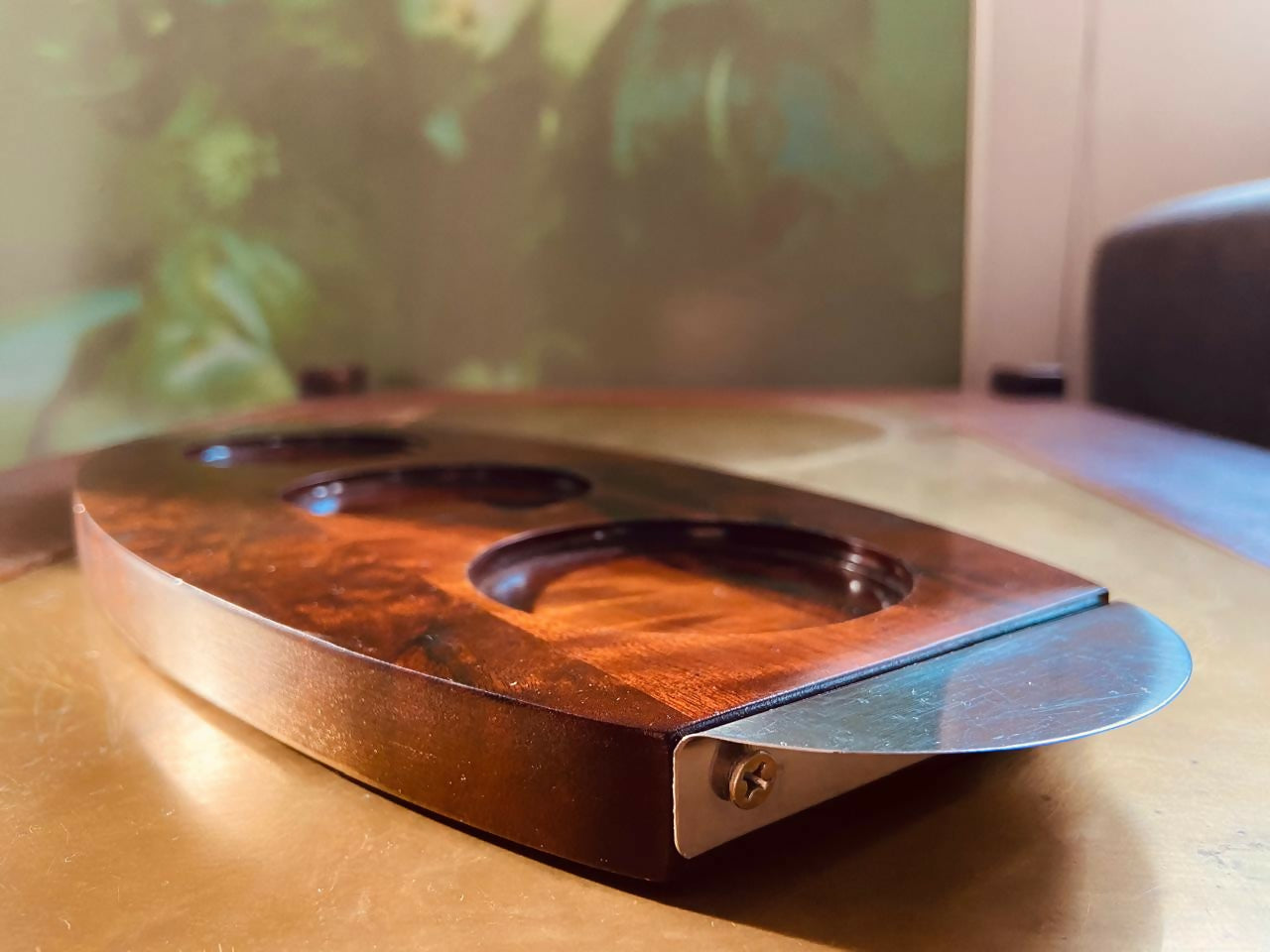 Tábua Oval Tropic Art em Imbuia com Alças em Inox DMCPS_069)