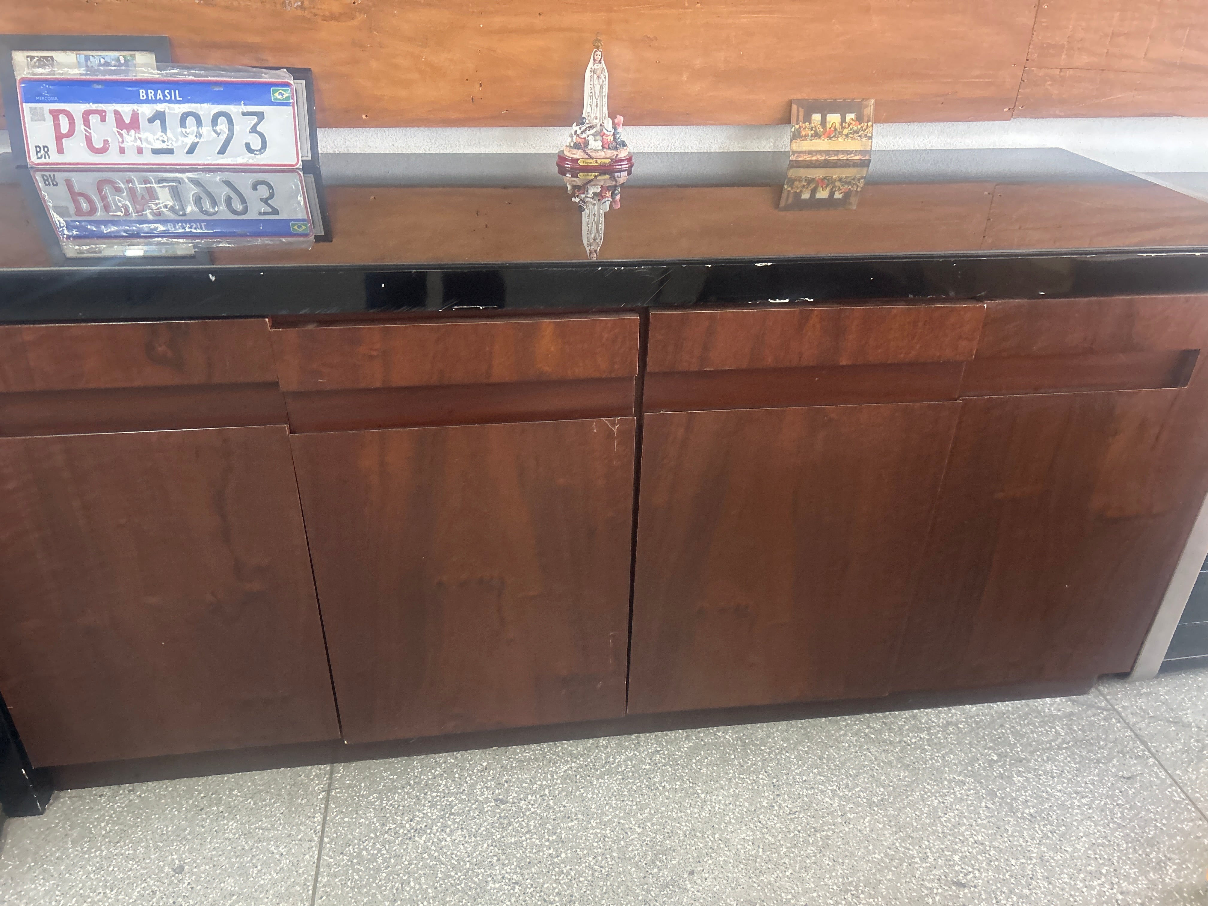 Buffet de marcenaria com detalhe em vidro preto 
