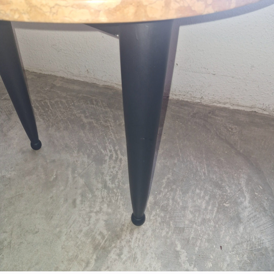 Mesinha lateral ou apoio redonda em pedra e pés pretos - D-60cm