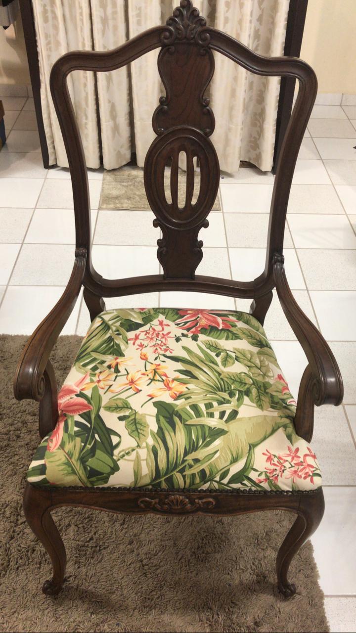 Par de Cadeiras Antigas com Braço em Imbuia Maciça Maciça com estofado com flores e folhagem - Estilo Clássico