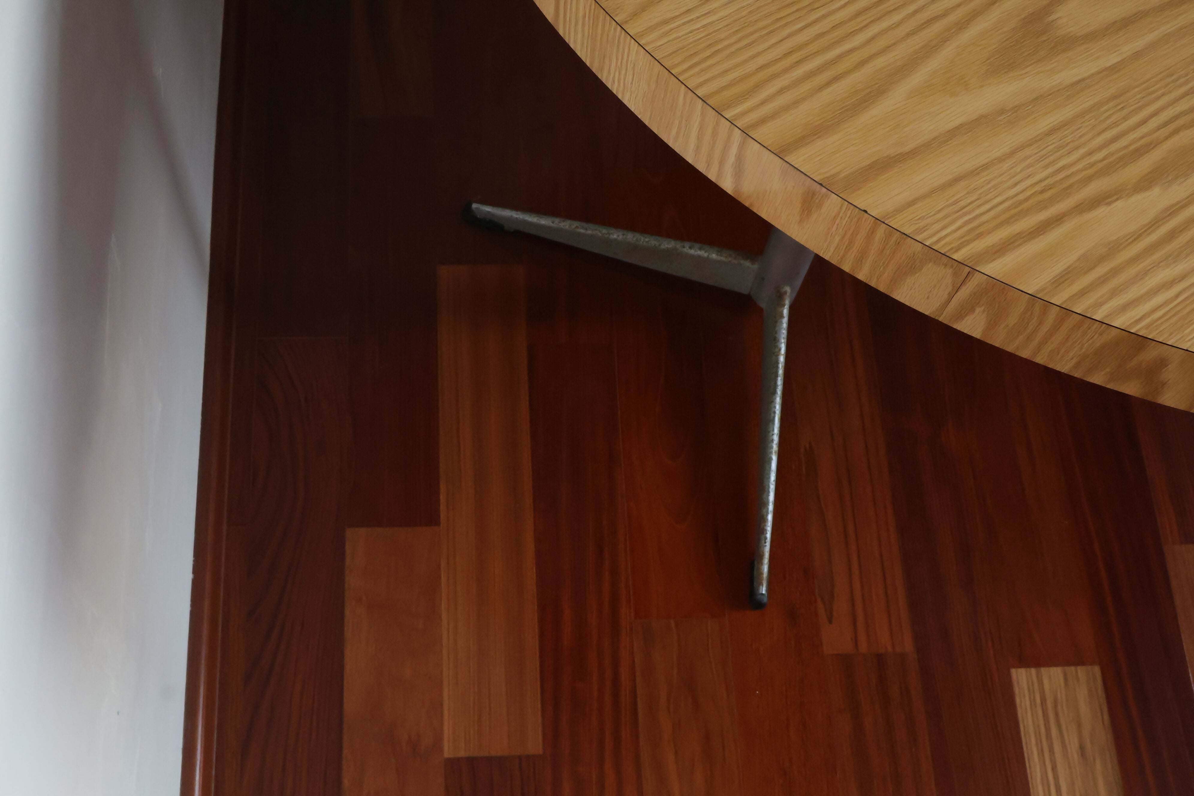 Mesa pé de pato com tampo de fórmica