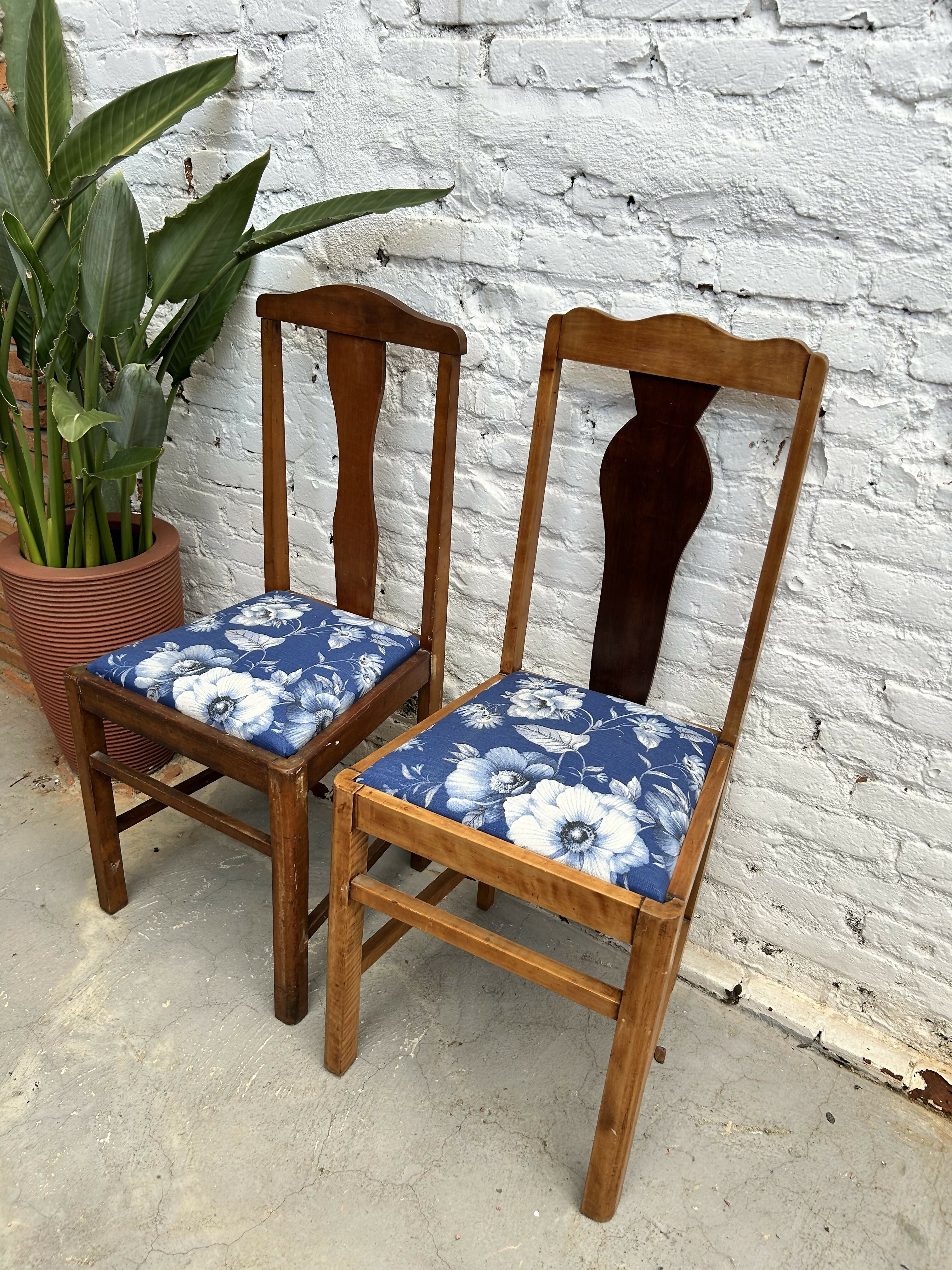 Cadeiras antigas com tapeçaria nova tecido Donatelli floral azul (unitário)