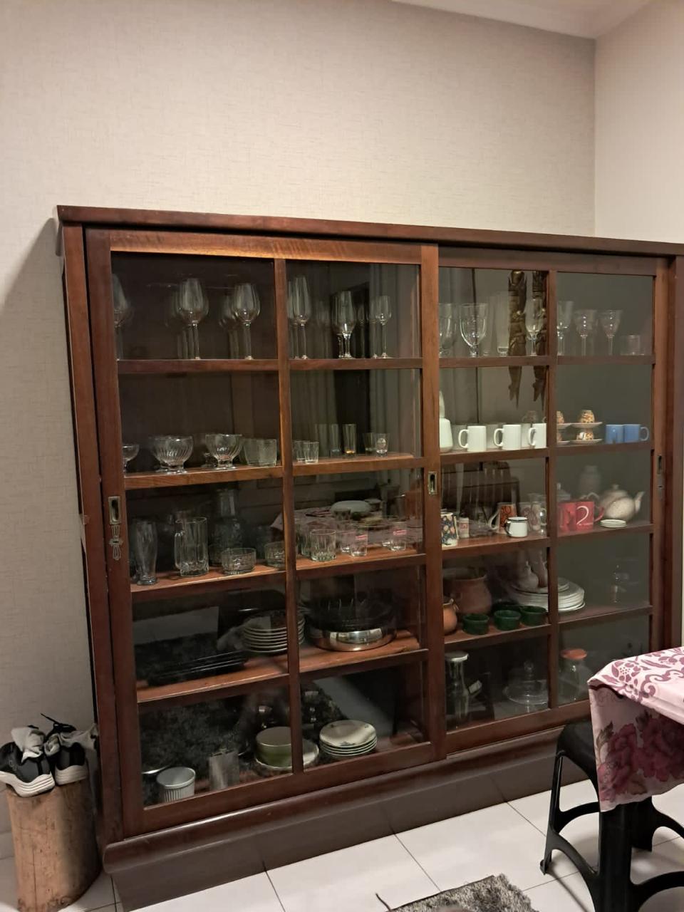 Cristaleira Vintage de Madeira Maciça